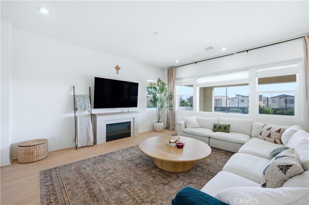 Fontana, California, 92336, United States, 4 Bedrooms Bedrooms, ,3 BathroomsBathrooms,Residential,For Sale,1995371