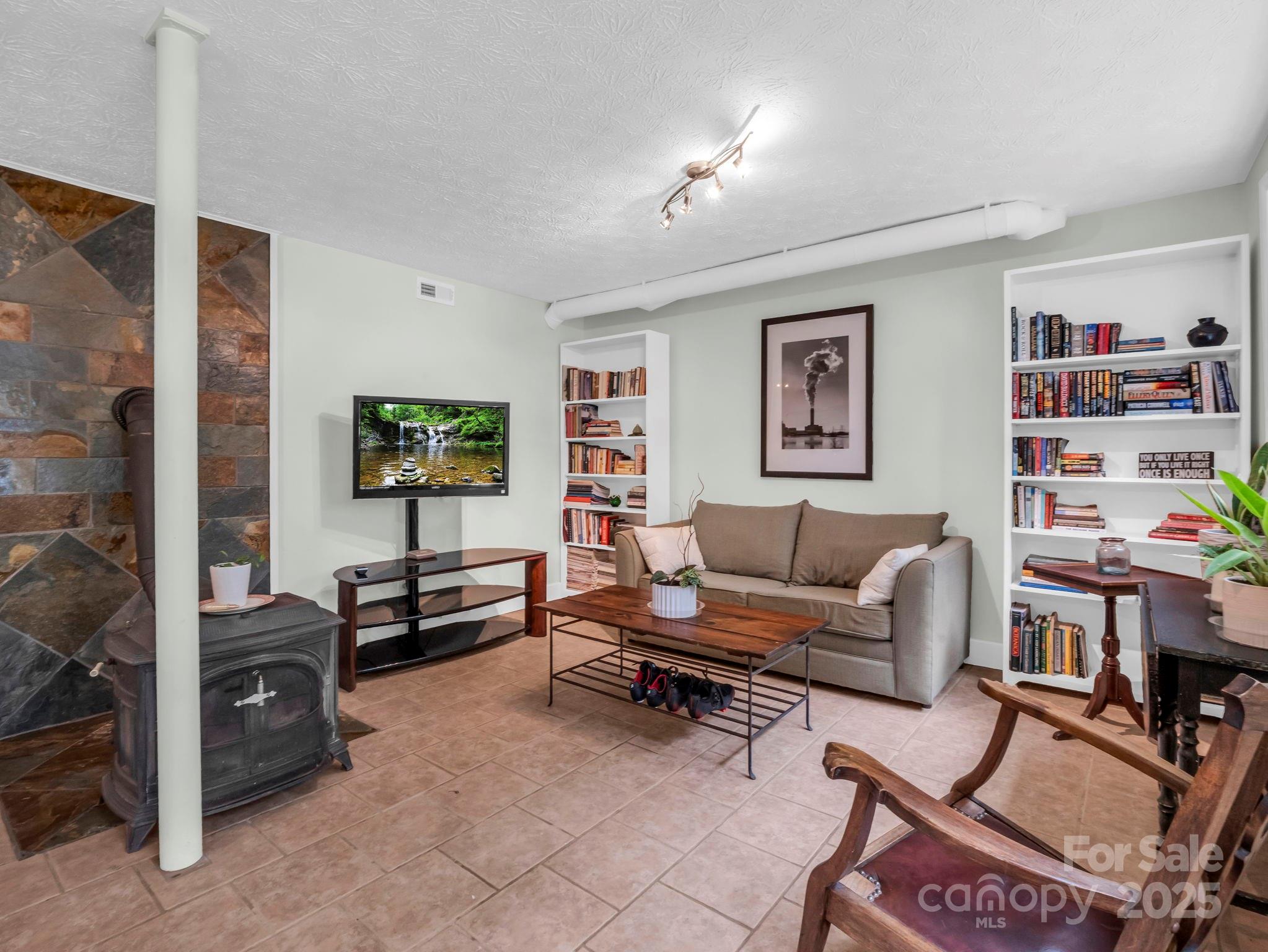 Saluda, North Carolina, 28773, United States, 4 Bedrooms Bedrooms, ,2 BathroomsBathrooms,Residential,For Sale,1978089