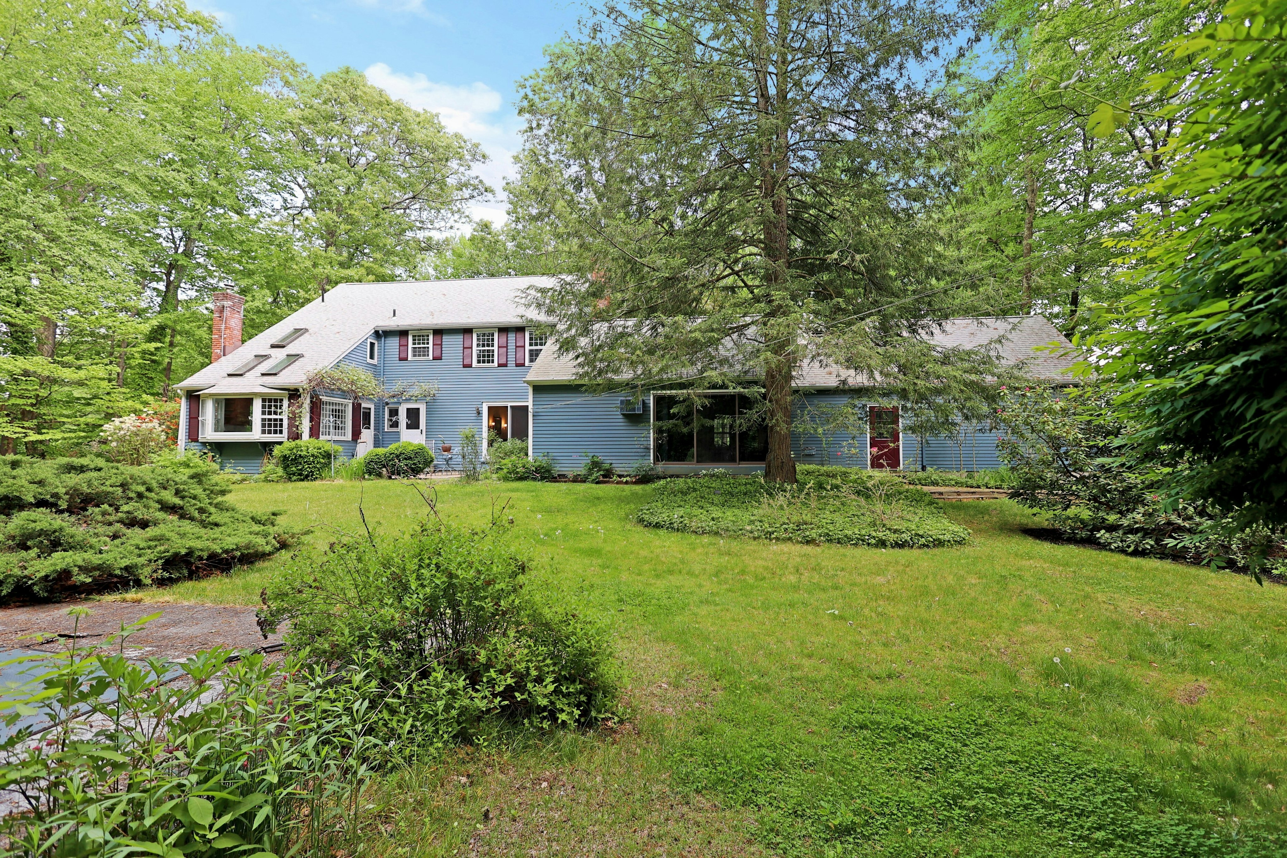  Classic New England Colonial - 物件實景