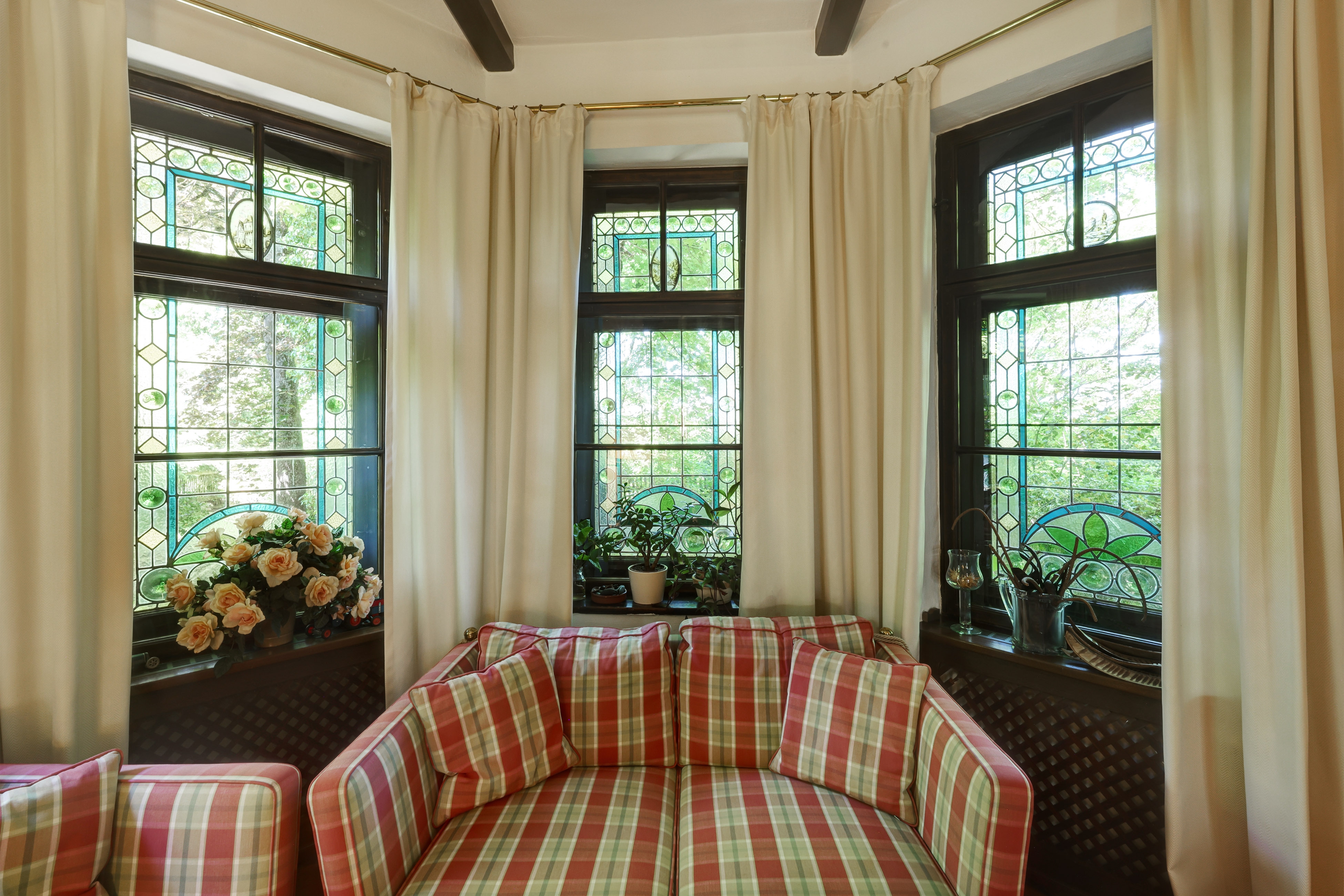  A charming country house in the traditional style—surrounded by mature trees - 物件實景