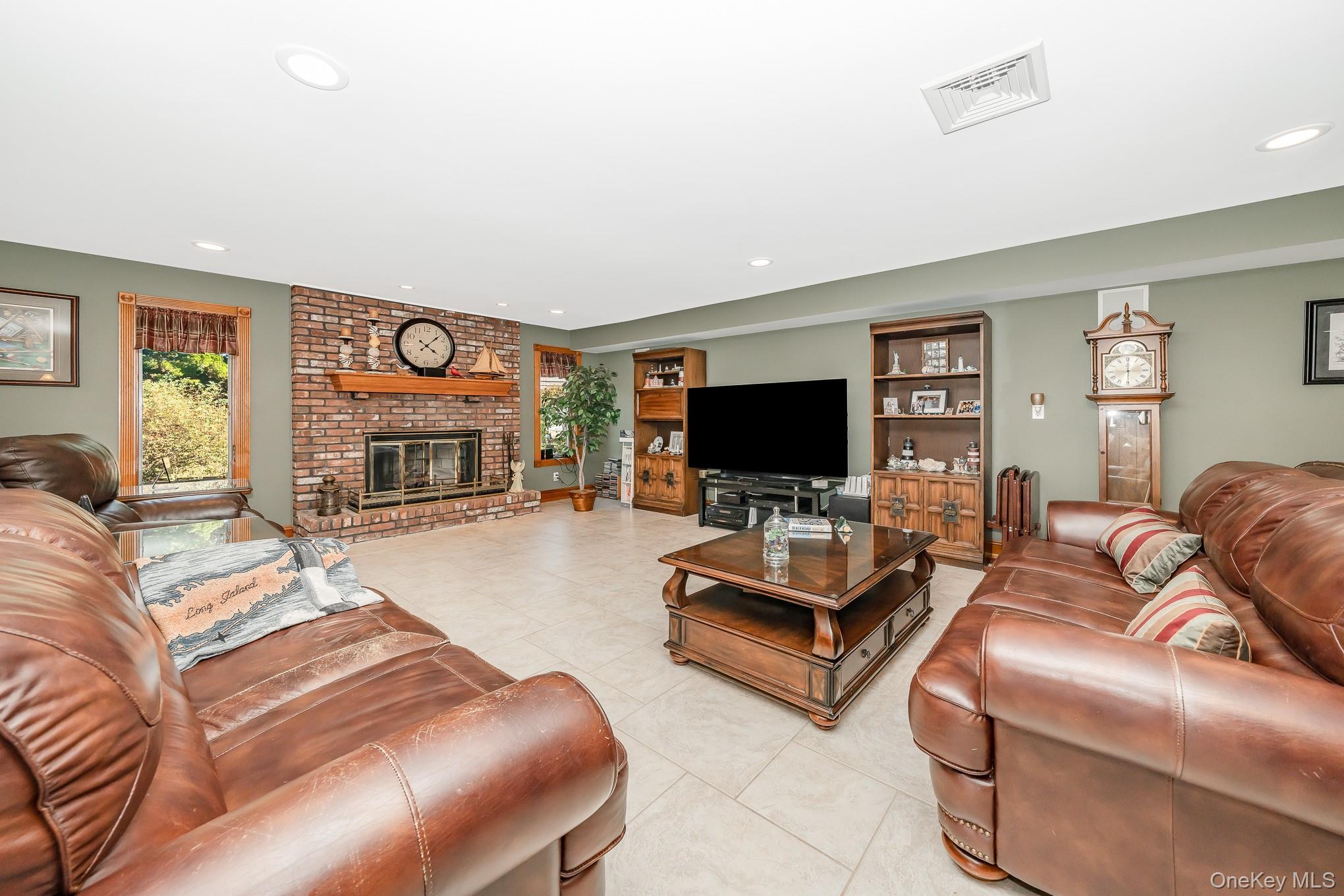 West Islip, New York, 11795, United States, 5 Bedrooms Bedrooms, ,5 BathroomsBathrooms,Residential,For Sale,1943882