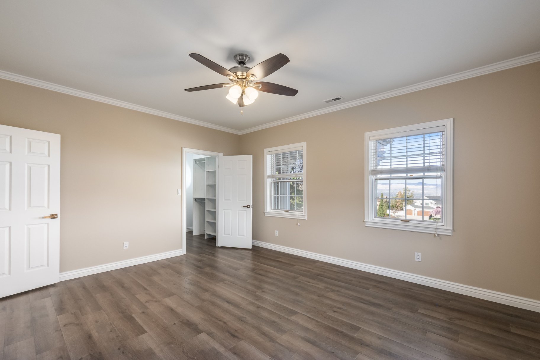  Updated Sandy Home With One of a Kind Location With Unobstructed Mountain Views - 物件實景