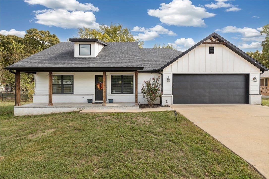 Davis St, Pea Ridge, AR 72751
