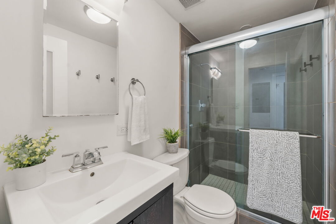 Los Angeles, California, 90046, United States, 3 Bedrooms Bedrooms, ,3 BathroomsBathrooms,Residential,For Sale,1989732