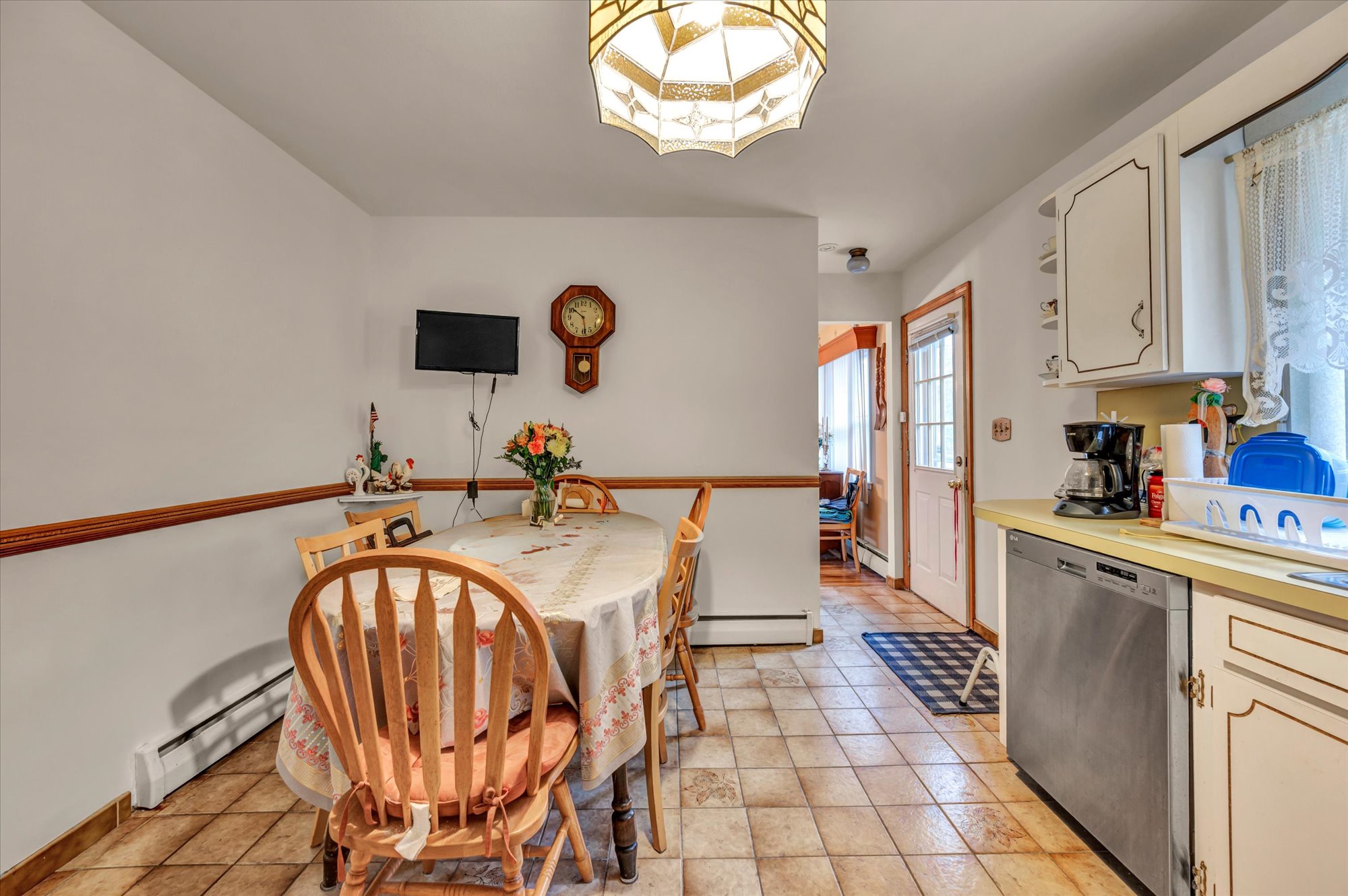 Trumbull, Connecticut, 06611, United States, 3 Bedrooms Bedrooms, ,2 BathroomsBathrooms,Residential,For Sale,1999196