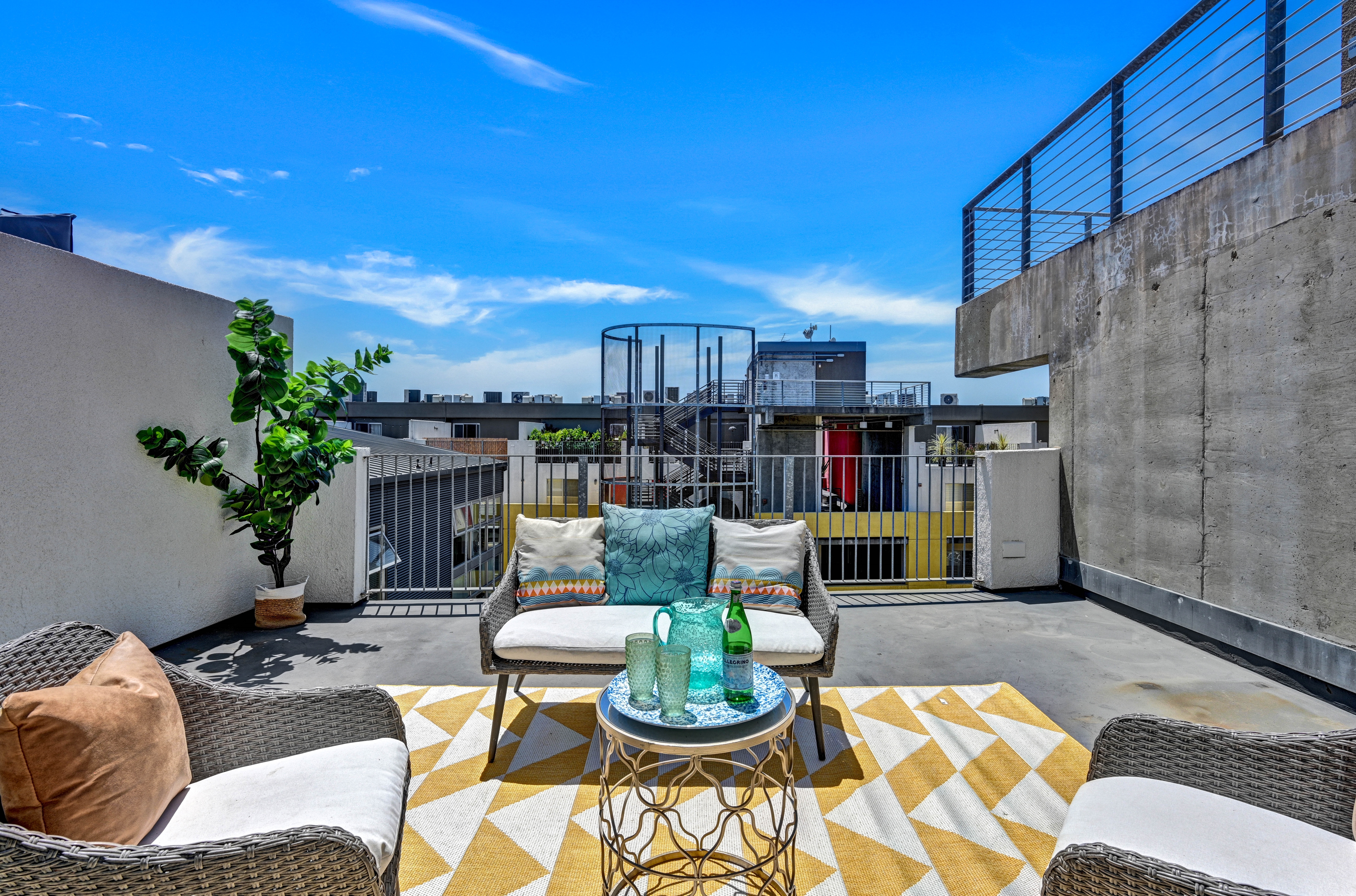  Sophisticated Penthouse Loft with Private Patio in Vibrant Jack London Square - 物件實景