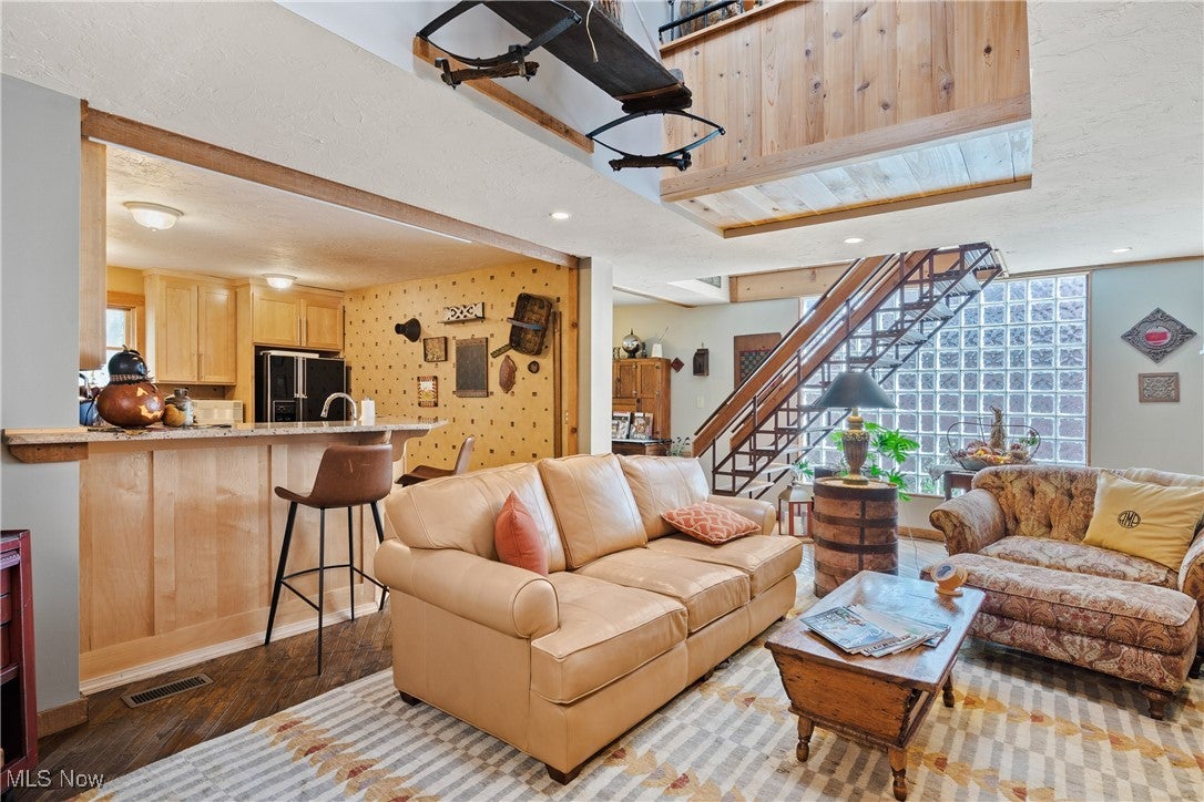 Cleveland, Ohio, 44113, United States, 3 Bedrooms Bedrooms, ,4 BathroomsBathrooms,Residential,For Sale,1984065