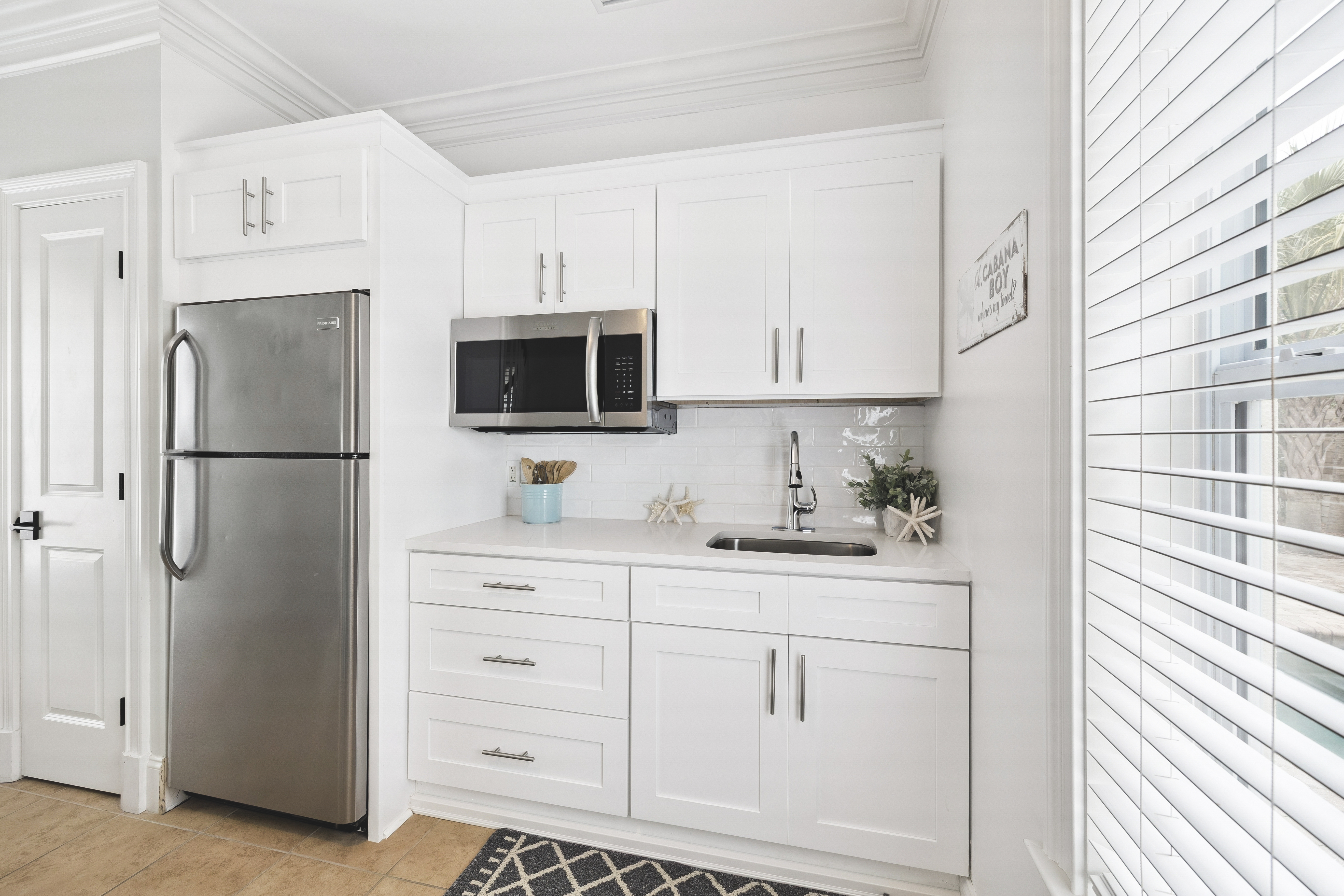  Updated Coastal Retreat With Courtyard Pool And Carriage House - 物件實景