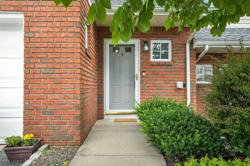 Berkeley Heights Twp., New Jersey, 07922, United States, 2 Bedrooms Bedrooms, ,3 BathroomsBathrooms,Residential,For Sale,1939510
