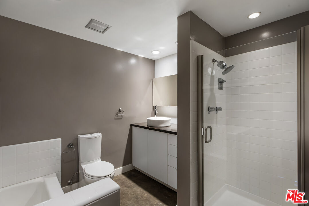 Los Angeles, California, 90027, United States, 1 Bedroom Bedrooms, ,1 BathroomBathrooms,Residential,For Sale,1907316