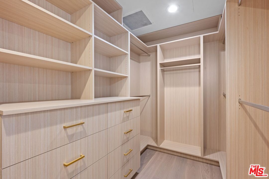 Los Angeles, California, 90024, United States, 3 Bedrooms Bedrooms, ,3 BathroomsBathrooms,Residential,For Sale,1949652