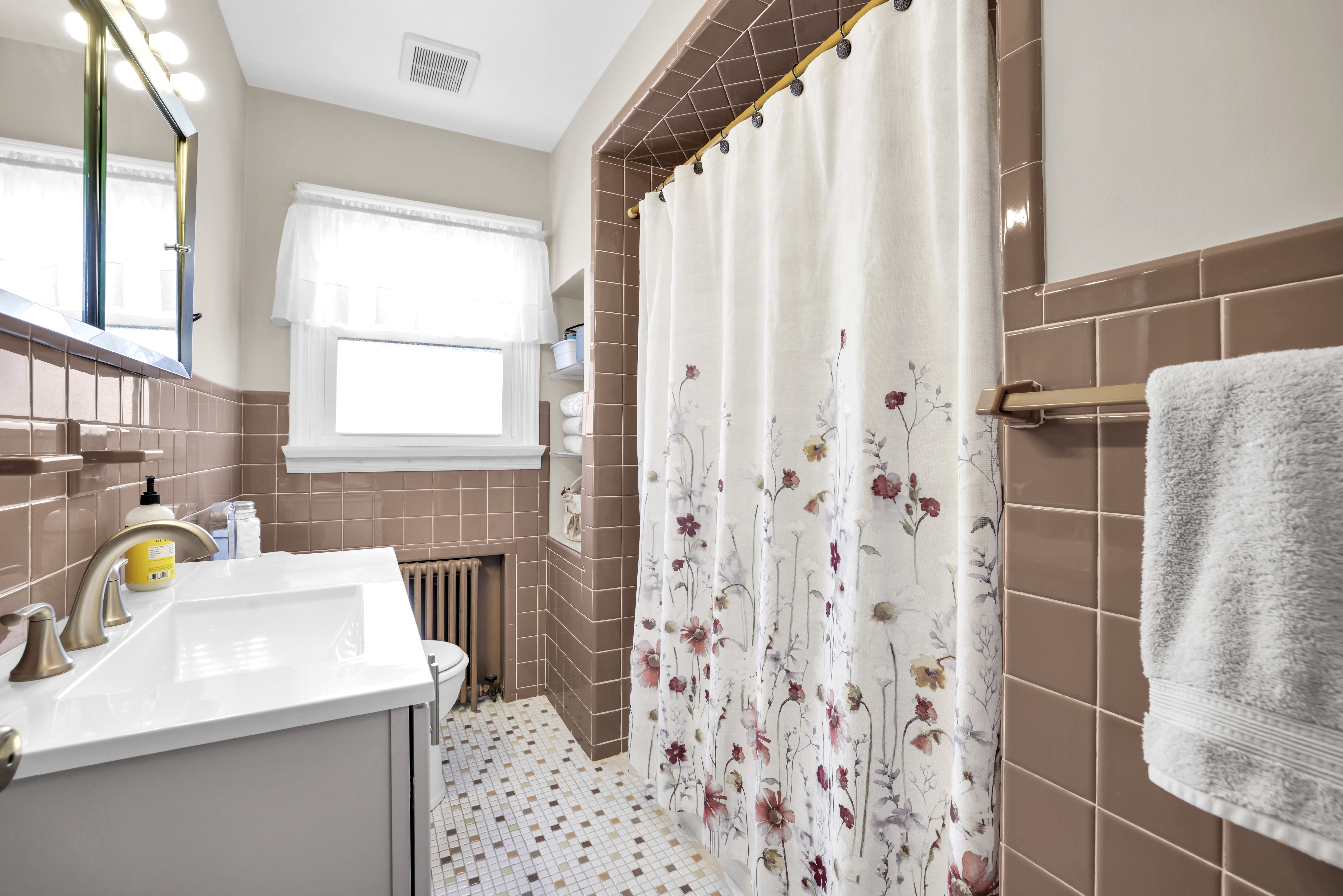 Pompton Plains, New Jersey, 07444, United States, 4 Bedrooms Bedrooms, ,3 BathroomsBathrooms,Residential,For Sale,2007489