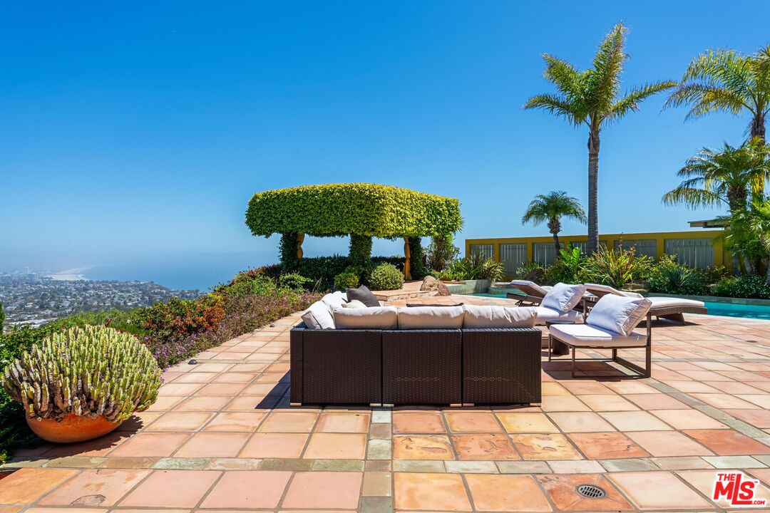 Pacific Palisades, California, 90272, United States, 4 Bedrooms Bedrooms, ,2 BathroomsBathrooms,Residential,For Sale,1770890