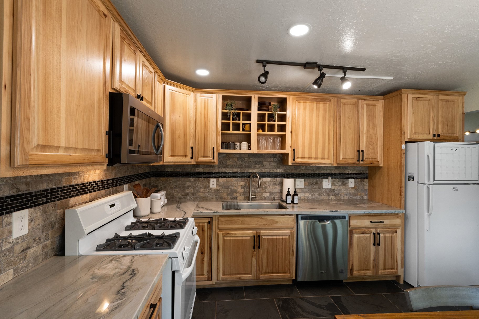  West Shore Gem - An Authentic Pineland Chalet with Detached Garage + Studio - 物件實景