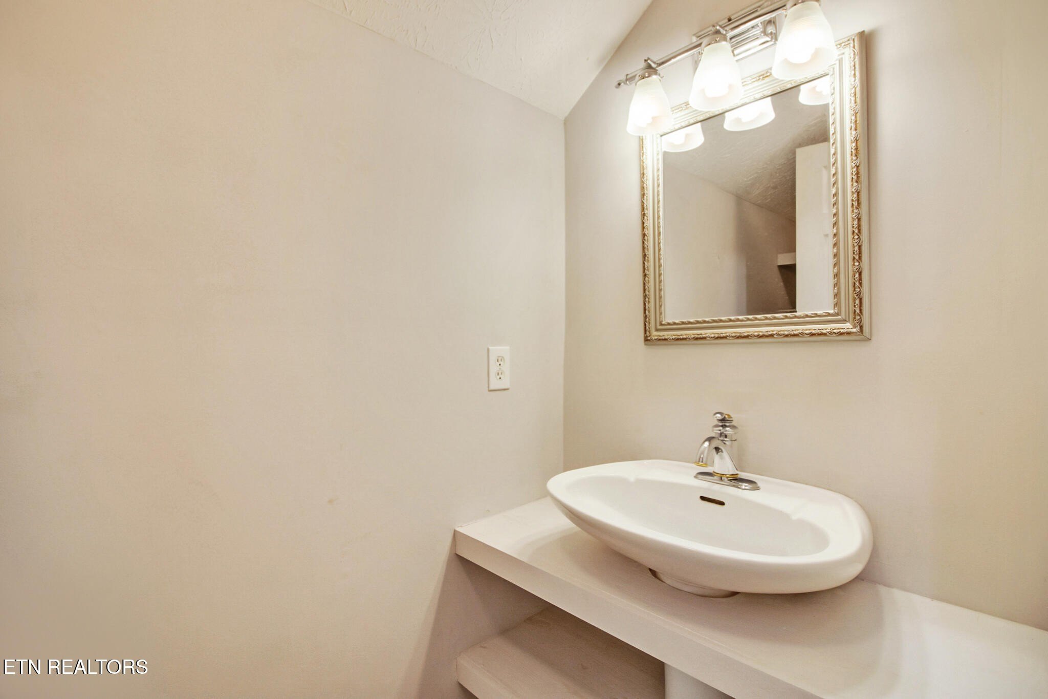 Crossville, Tennessee, 38572, United States, 3 Bedrooms Bedrooms, ,4 BathroomsBathrooms,Residential,For Sale,1977432