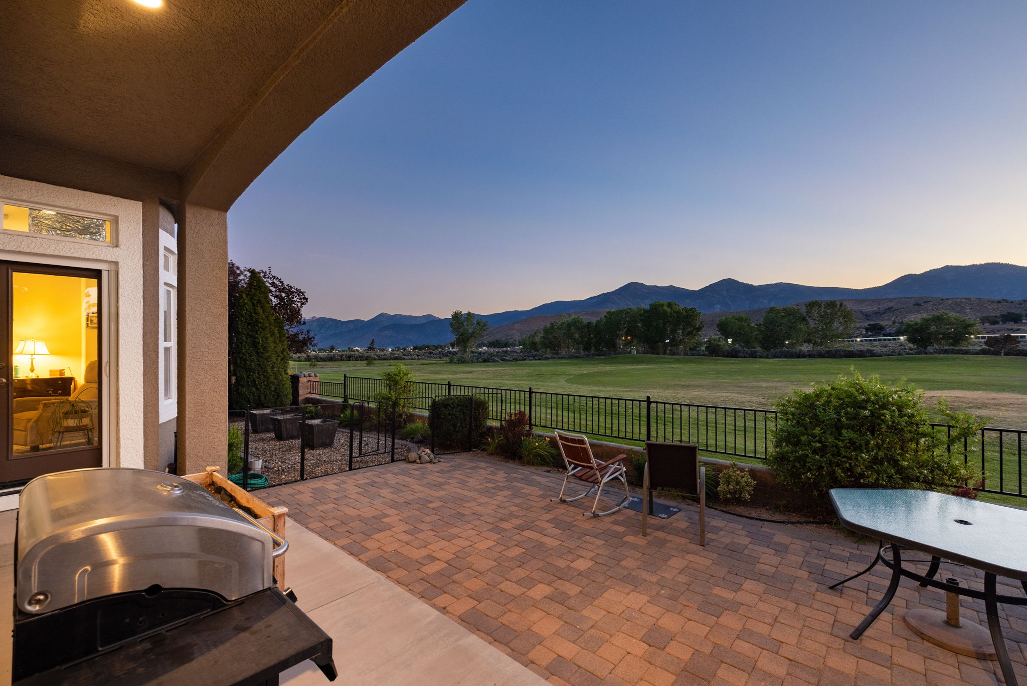  Refined Minden Living with Designer Touches and Captivating Mountain Views - 物件實景
