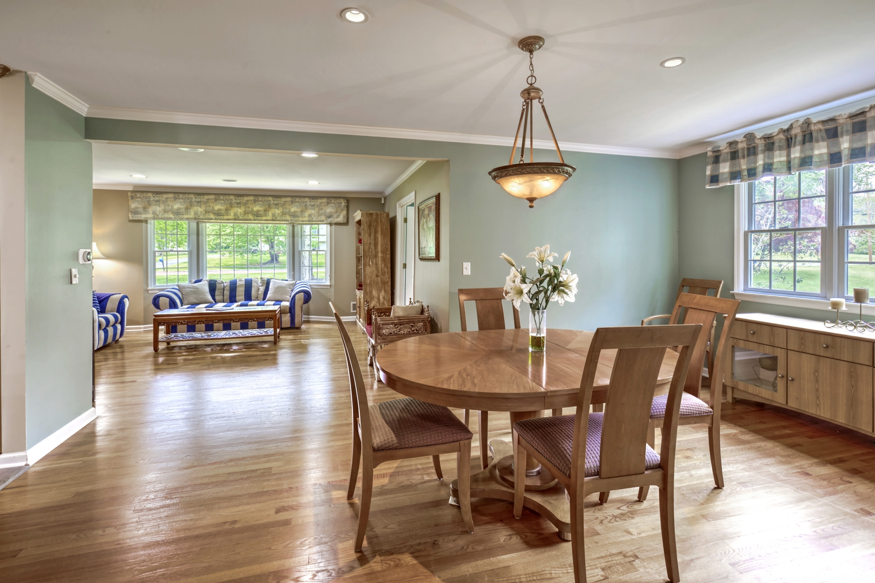  Expanded and Beautifully Maintained Custom Split Level Home - 物件實景