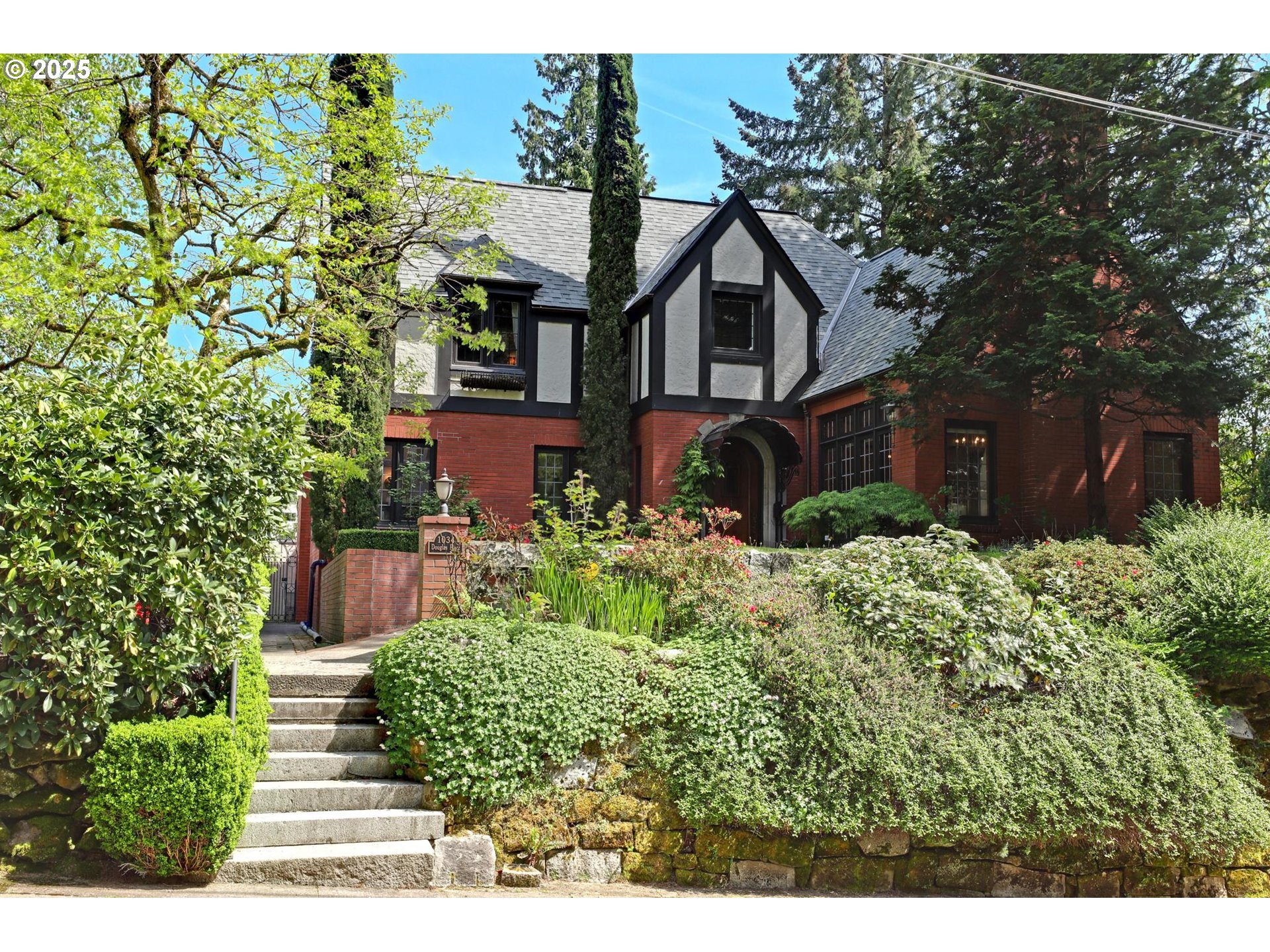 Portland, Oregon, 97205, United States, 4 Bedrooms Bedrooms, ,4 BathroomsBathrooms,Residential,For Sale,1795097