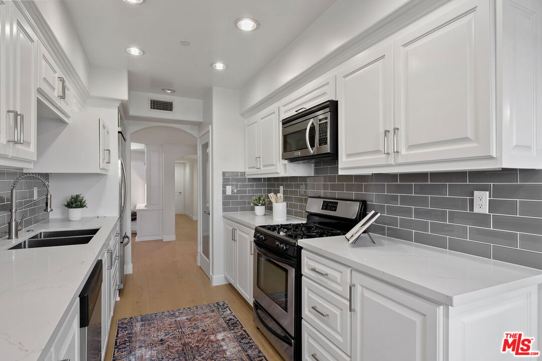 Los Angeles, California, 90025, United States, 3 Bedrooms Bedrooms, ,3 BathroomsBathrooms,Residential,For Sale,1939607