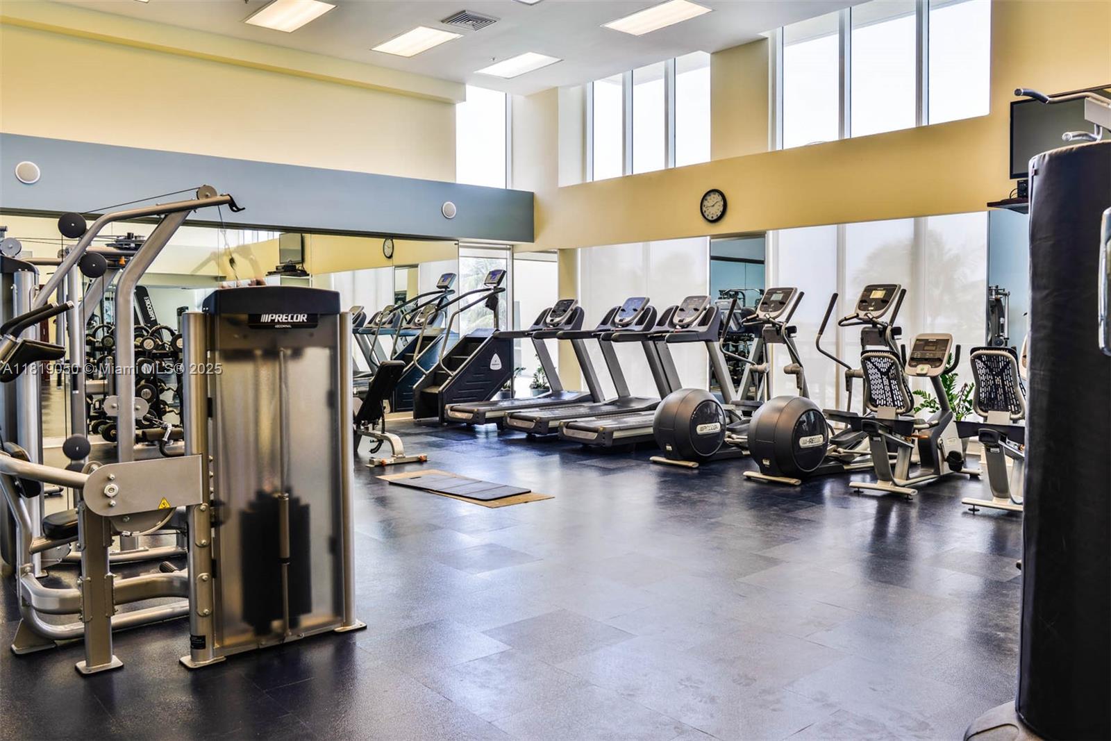 Sunny Isles Beach, Florida, 33160, United States, 2 Bedrooms Bedrooms, ,2 BathroomsBathrooms,Residential,For Sale,1991948