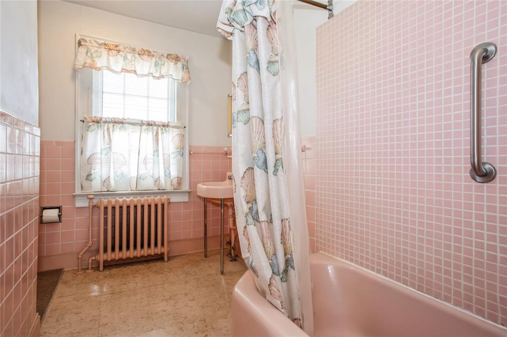 New Hyde Park, New York, 11040, United States, 3 Bedrooms Bedrooms, ,2 BathroomsBathrooms,Residential,For Sale,1923686