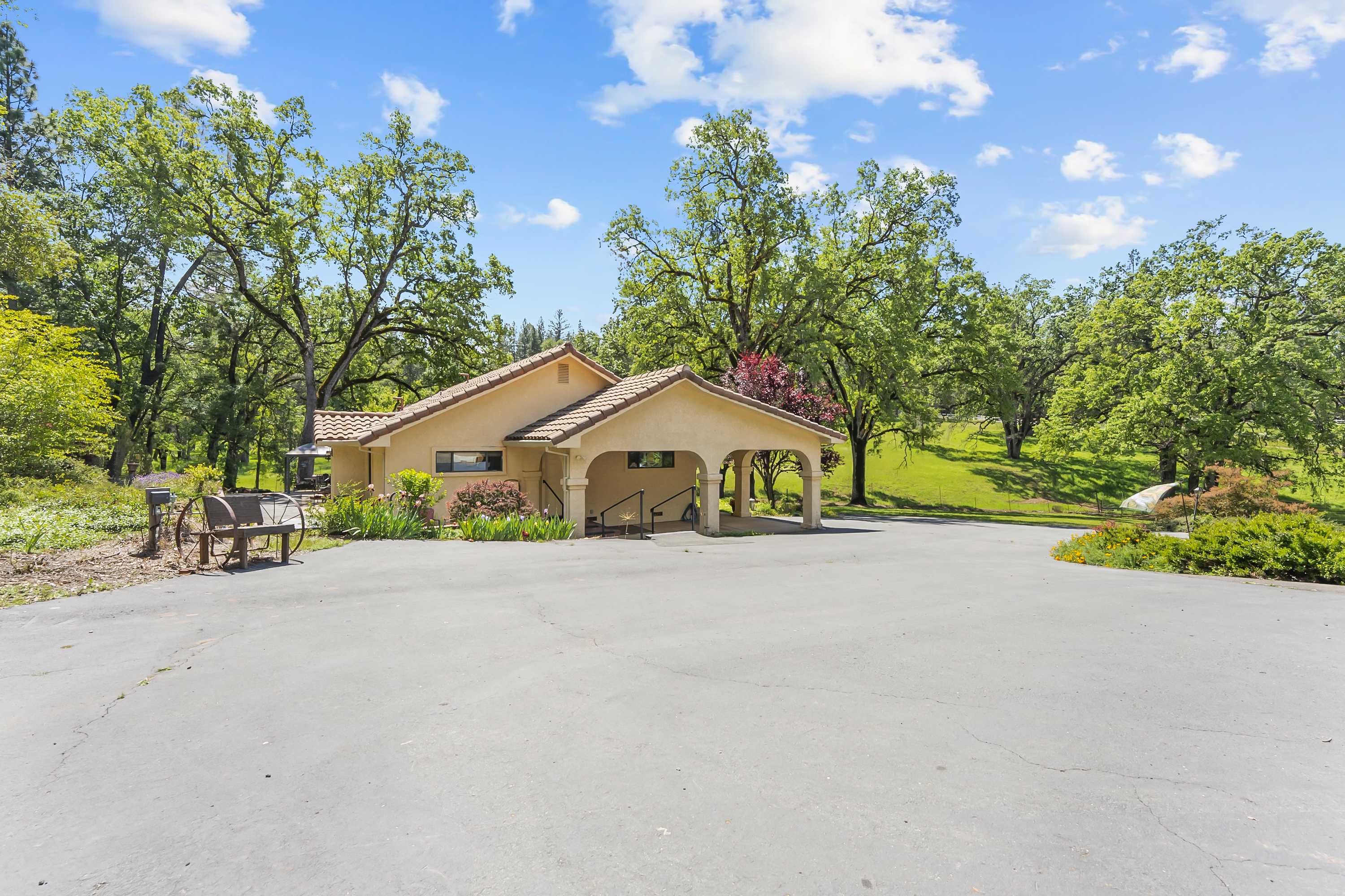  21 Acres - Gated - Renovated - 物件實景