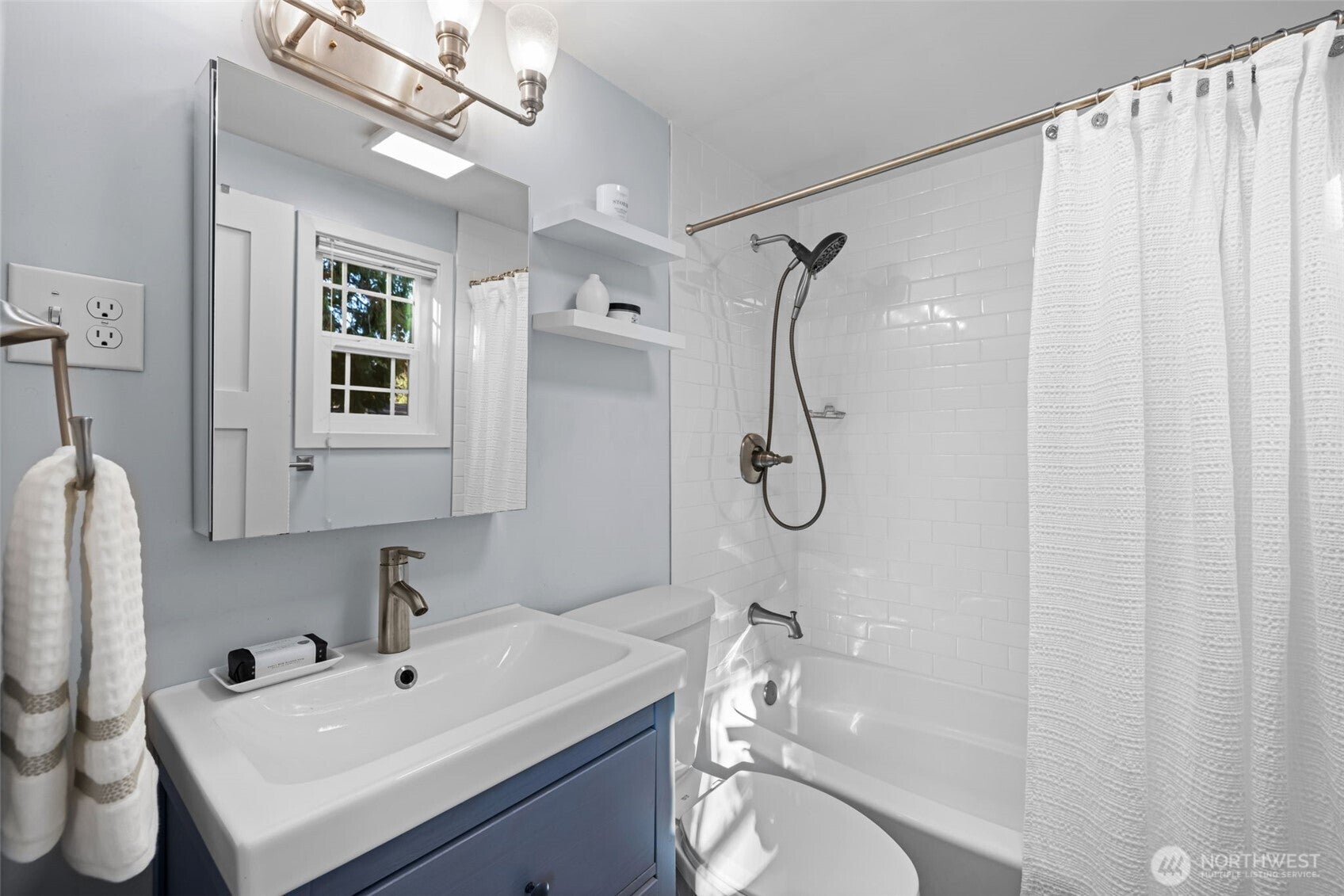 Shoreline, Washington, 98155, United States, 3 Bedrooms Bedrooms, ,1 BathroomBathrooms,Residential,For Sale,1980114