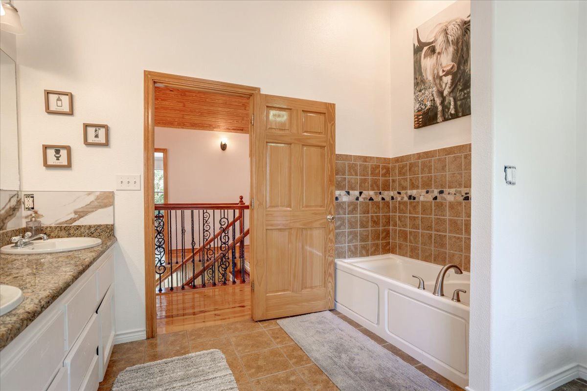 Bonham, Texas, 75418, United States, 6 Bedrooms Bedrooms, ,3 BathroomsBathrooms,Residential,For Sale,1983606