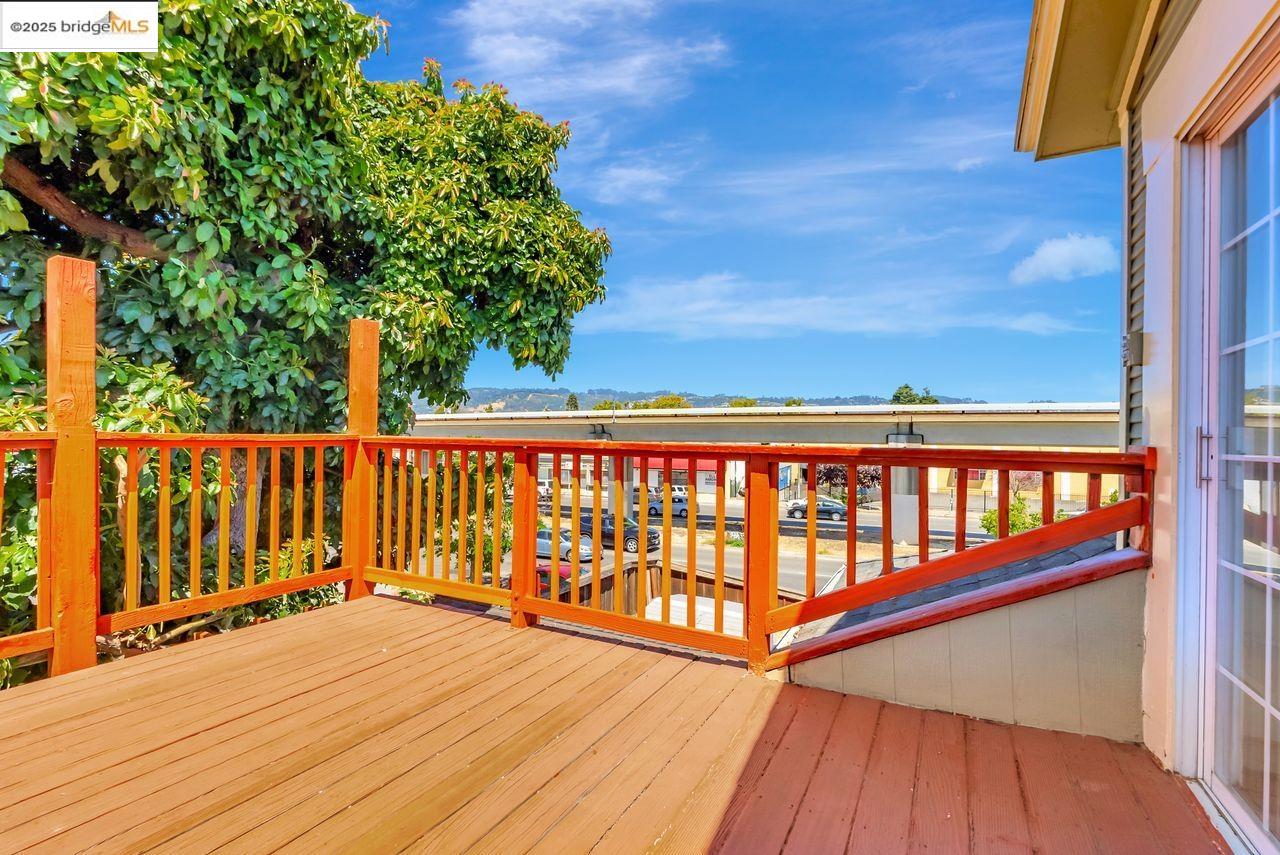 Oakland, California, 94608, United States, 6 Bedrooms Bedrooms, ,3 BathroomsBathrooms,Residential,For Sale,1939780