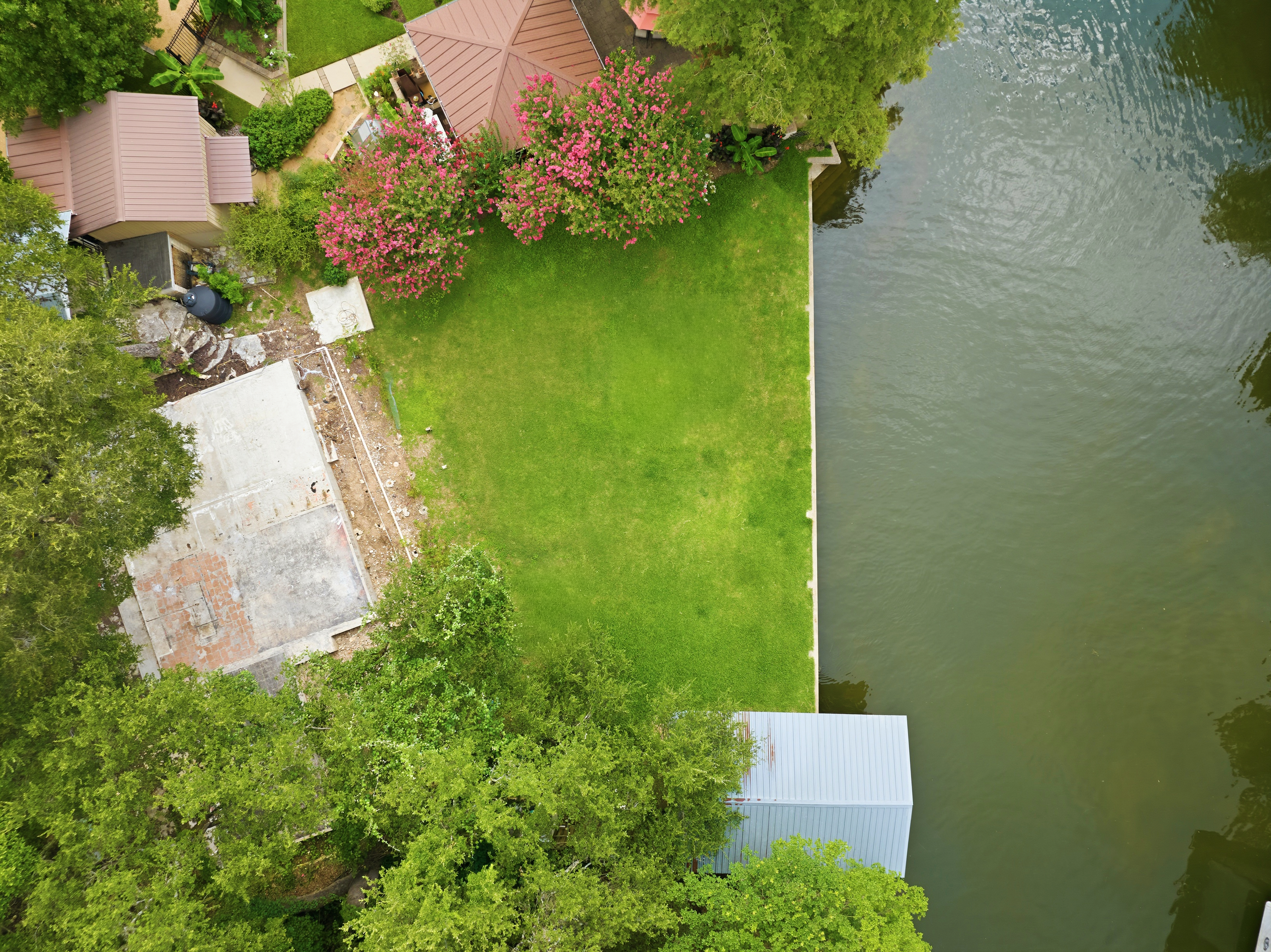  Rare Waterfront Lot on Iconic Westlake Drive - 物件實景