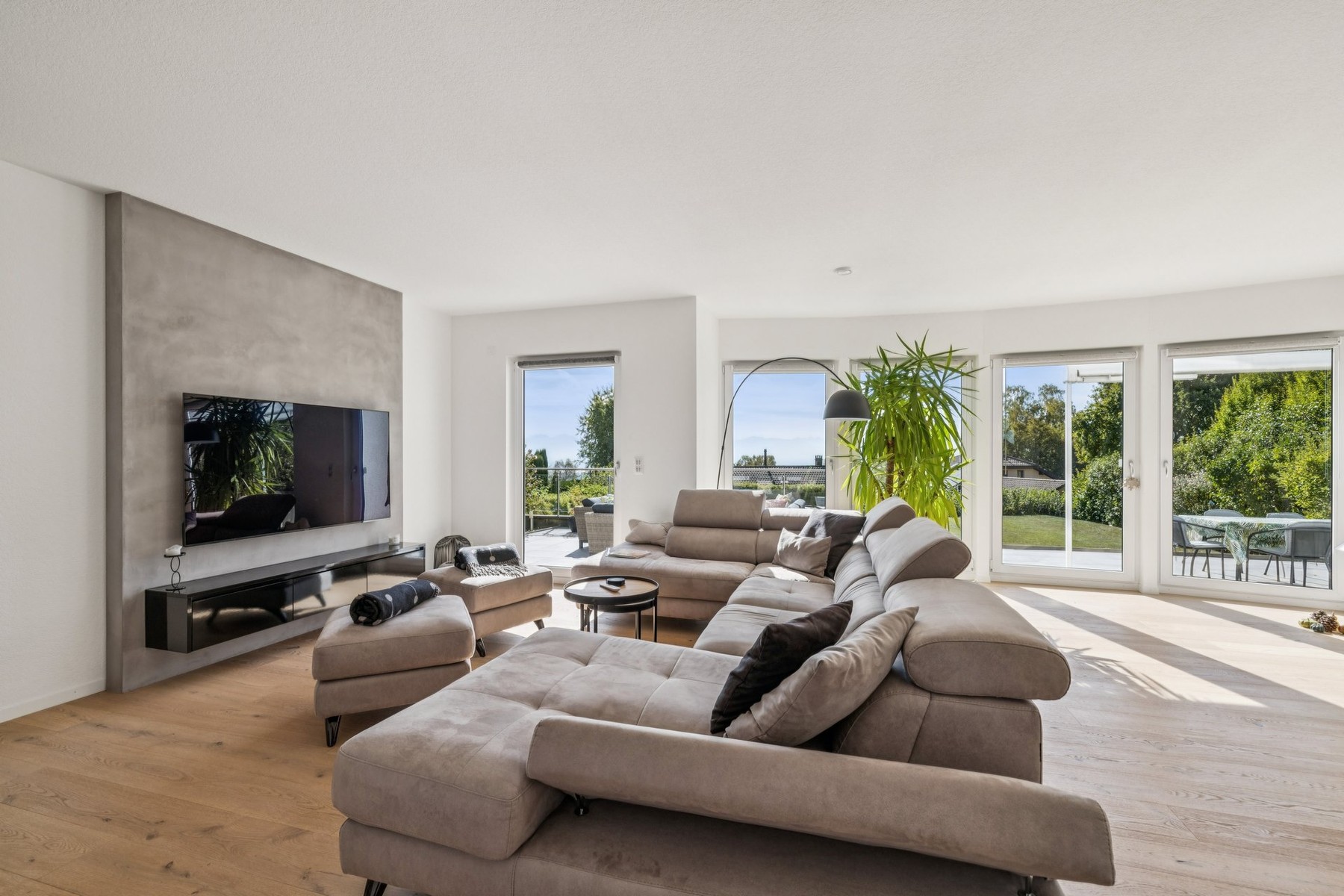  STUNNING CONTEMPORARY VILLA WITH A POOL AND LAKE VIEW - 物件實景