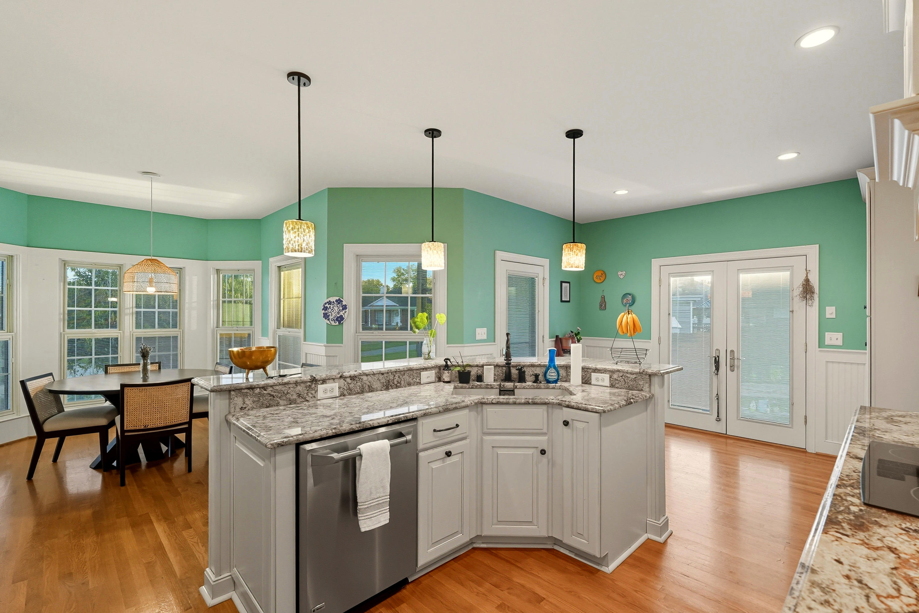 Louisville, Kentucky, 40220, United States, 3 Bedrooms Bedrooms, ,4 BathroomsBathrooms,Residential,For Sale,1979535