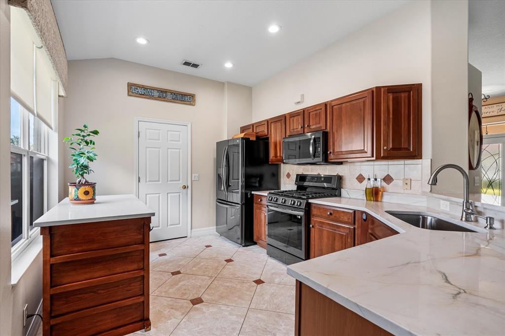 Bradenton, Florida, 34212, United States, 2 Bedrooms Bedrooms, ,2 BathroomsBathrooms,Residential,For Sale,1916954