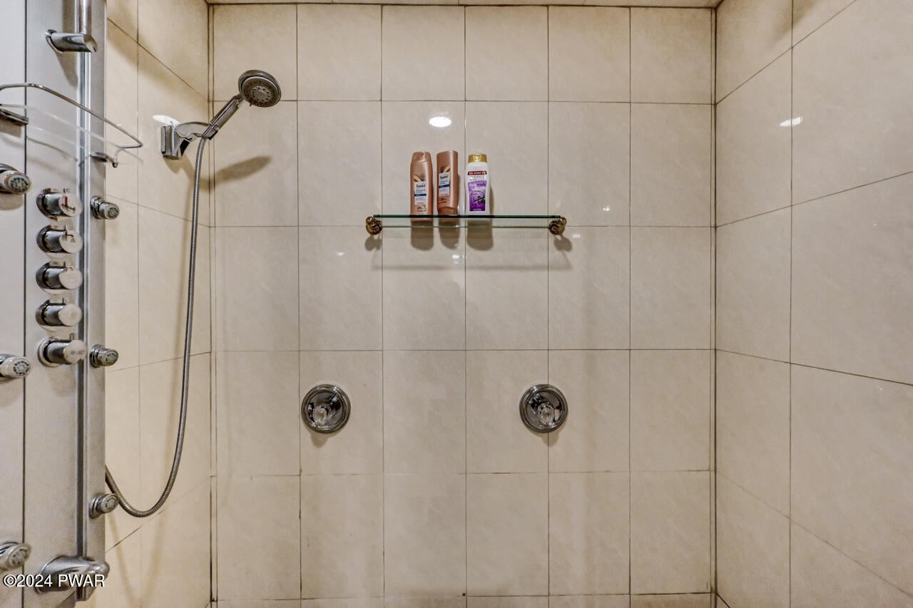 Albrightsville, Pennsylvania, 18210, United States, 4 Bedrooms Bedrooms, ,5 BathroomsBathrooms,Residential,For Sale,1982857