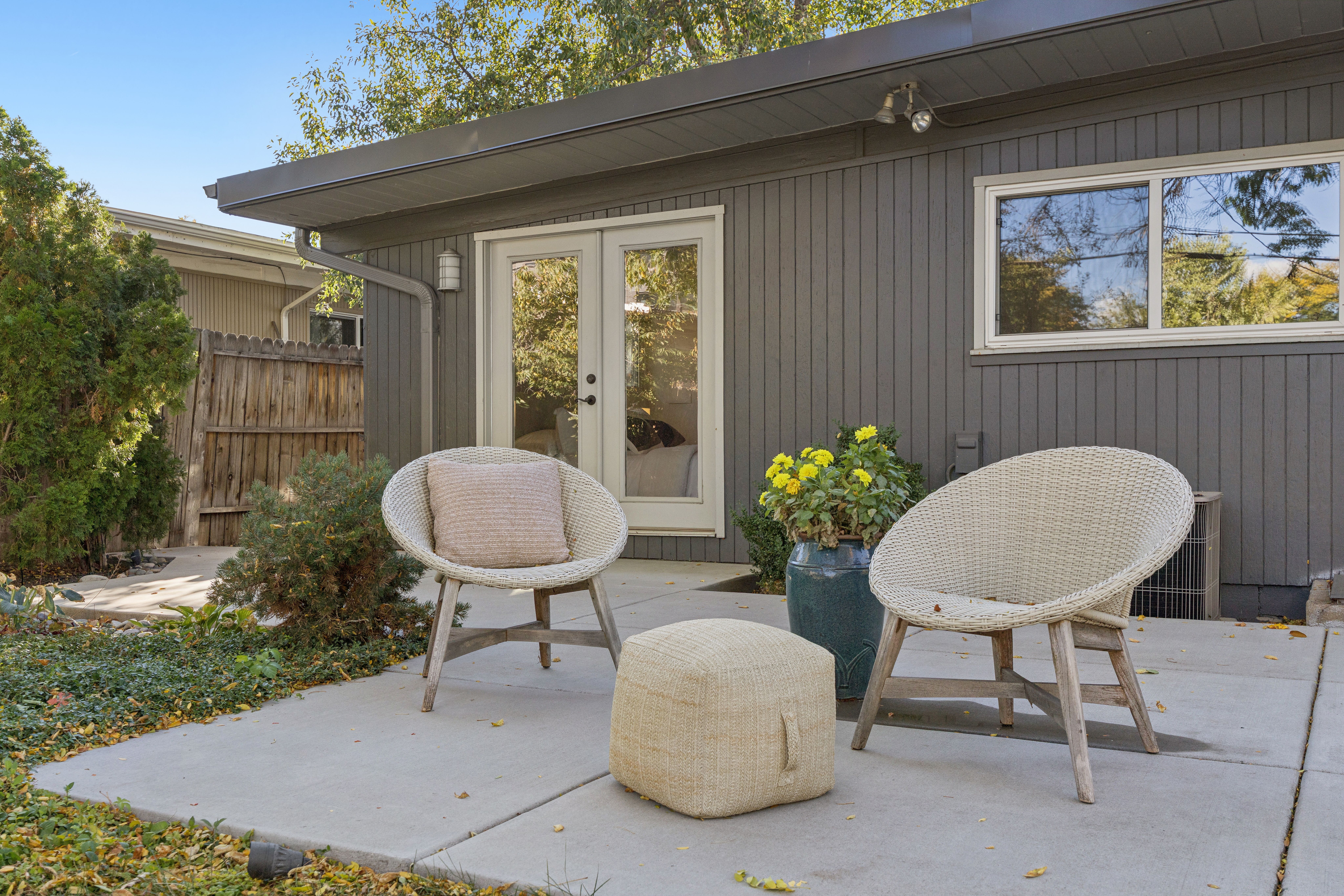  Mid-century modern lives with an effortless connection between indoors and out. - 物件實景