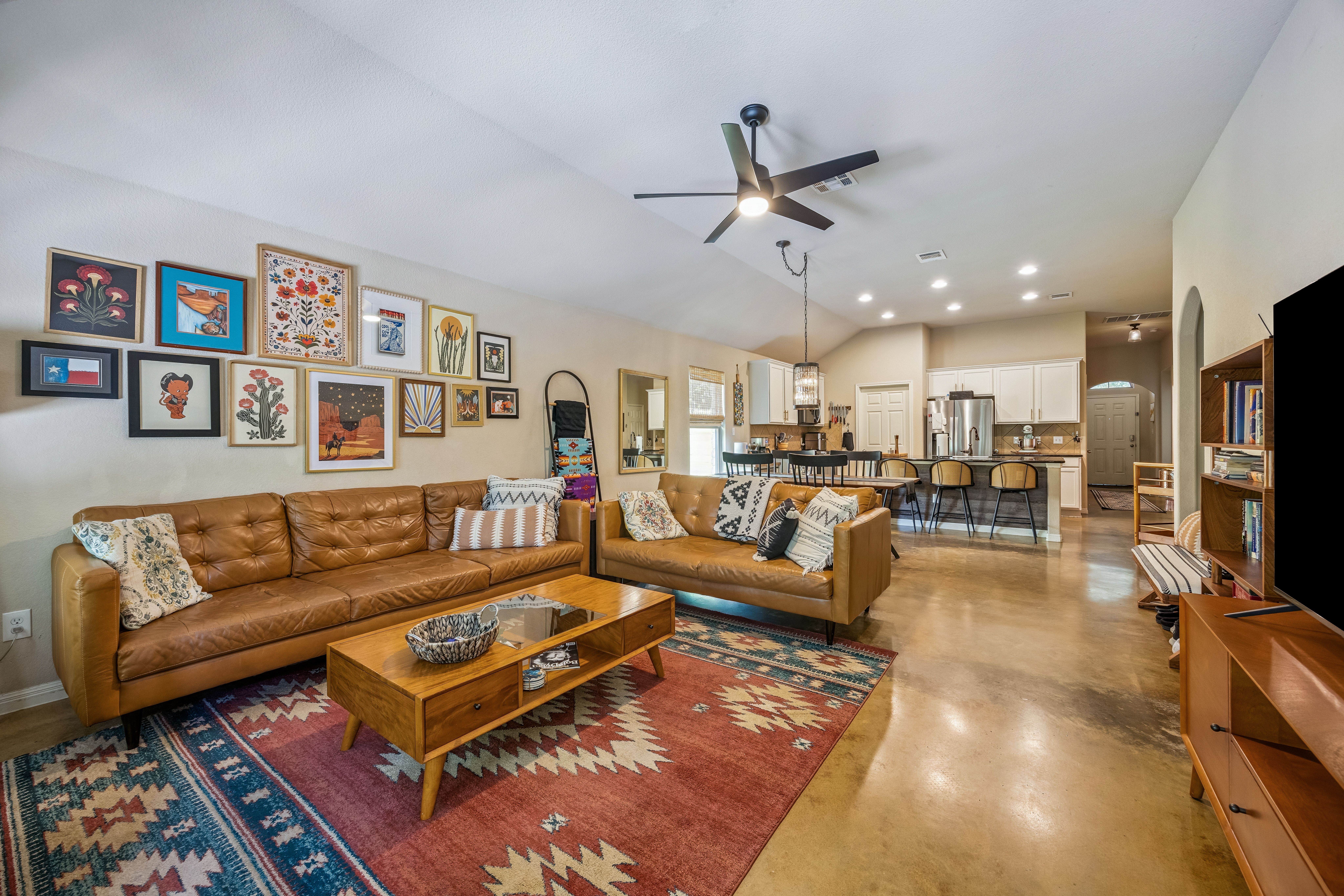  Single-Story Retreat Backing to Greenbelt in Knollwood on the Colorado River - 物件實景