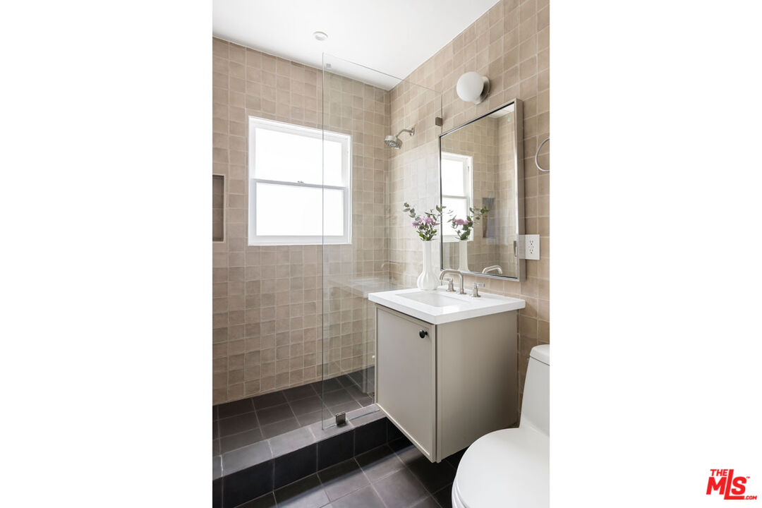 Los Angeles, California, 90036, United States, 2 Bedrooms Bedrooms, ,2 BathroomsBathrooms,Residential,For Sale,1897120