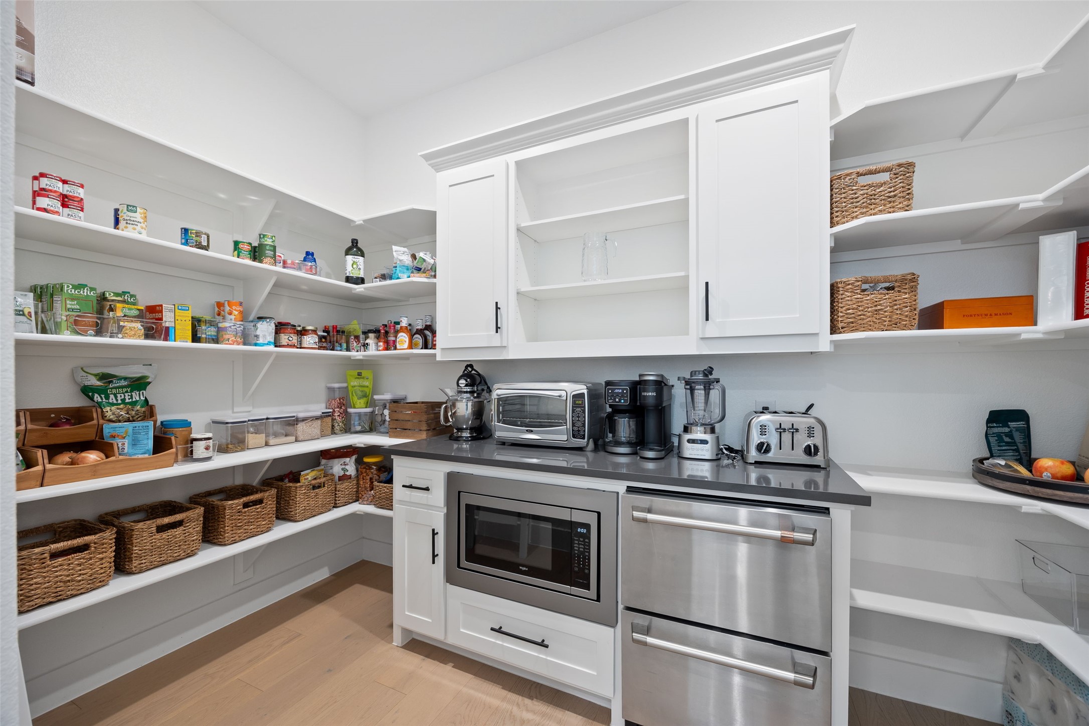 Arlington, Texas, 76005, United States, 4 Bedrooms Bedrooms, ,5 BathroomsBathrooms,Residential,For Sale,1963116