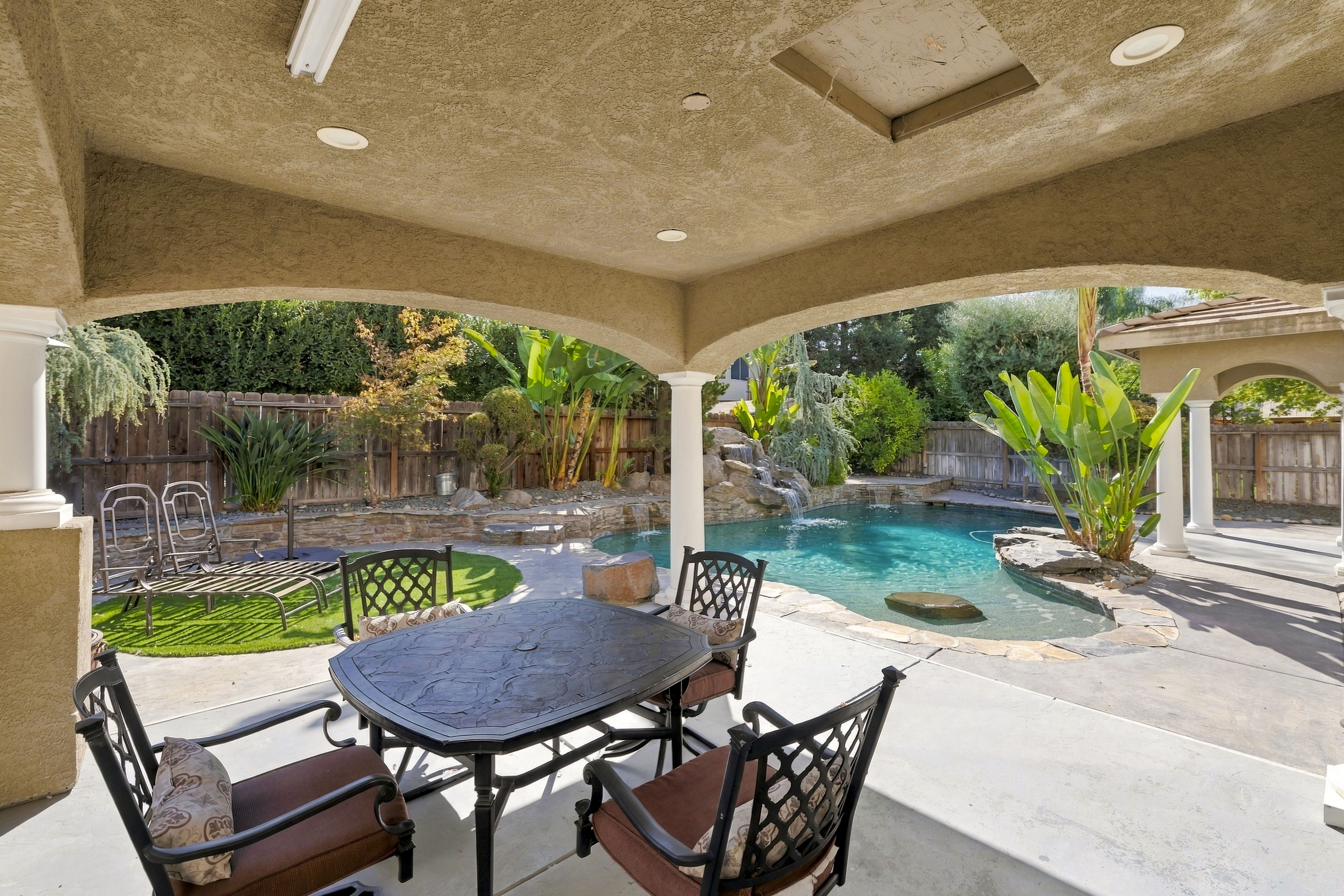  Expansive Paseo West Home with Poolside Living - 物件實景