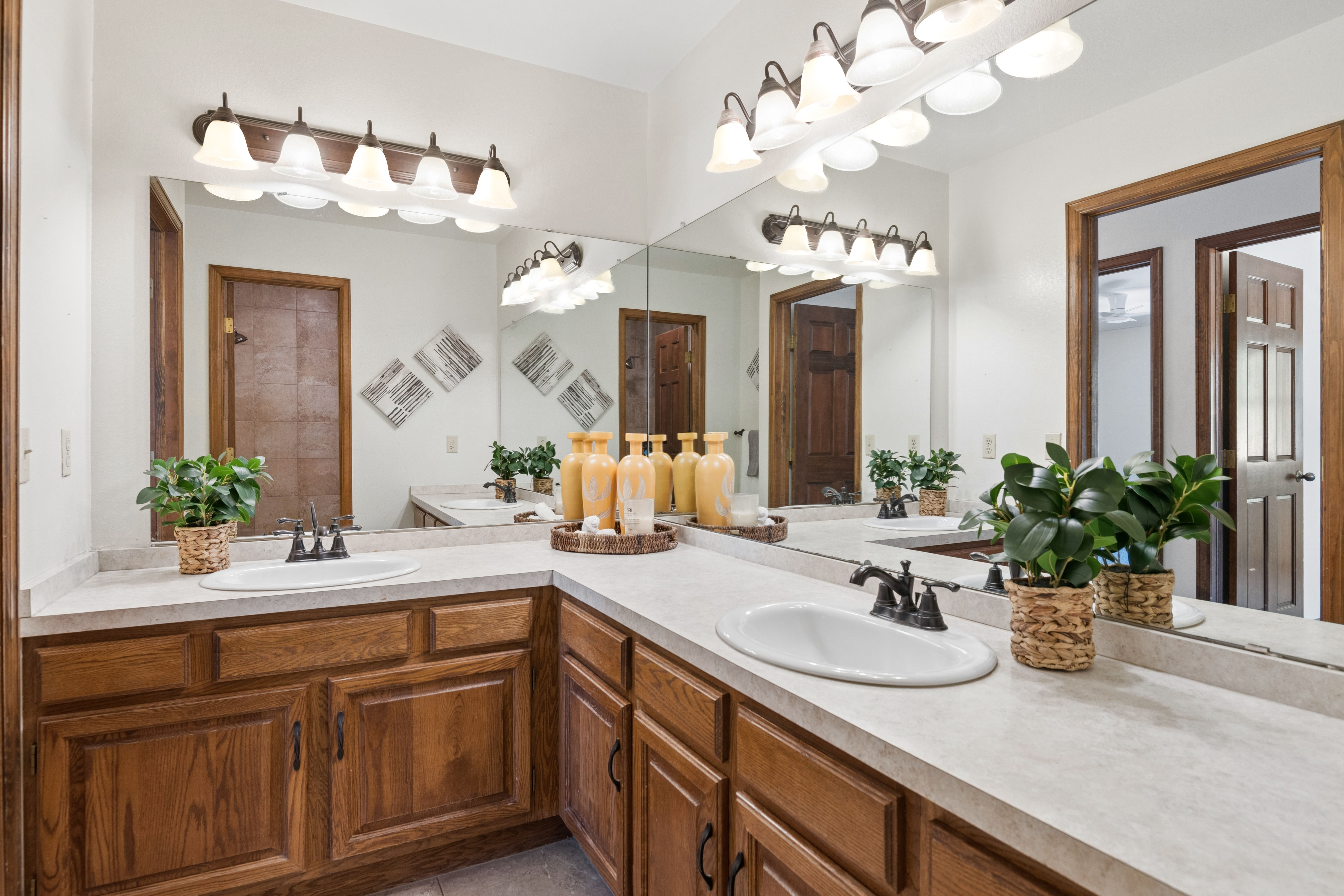  Set behind a gated entry on two and a half wooded acres - 物件實景