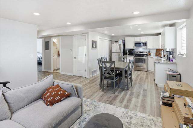 Layton, Utah, 84041, United States, 4 Bedrooms Bedrooms, ,4 BathroomsBathrooms,Residential,For Sale,1990217