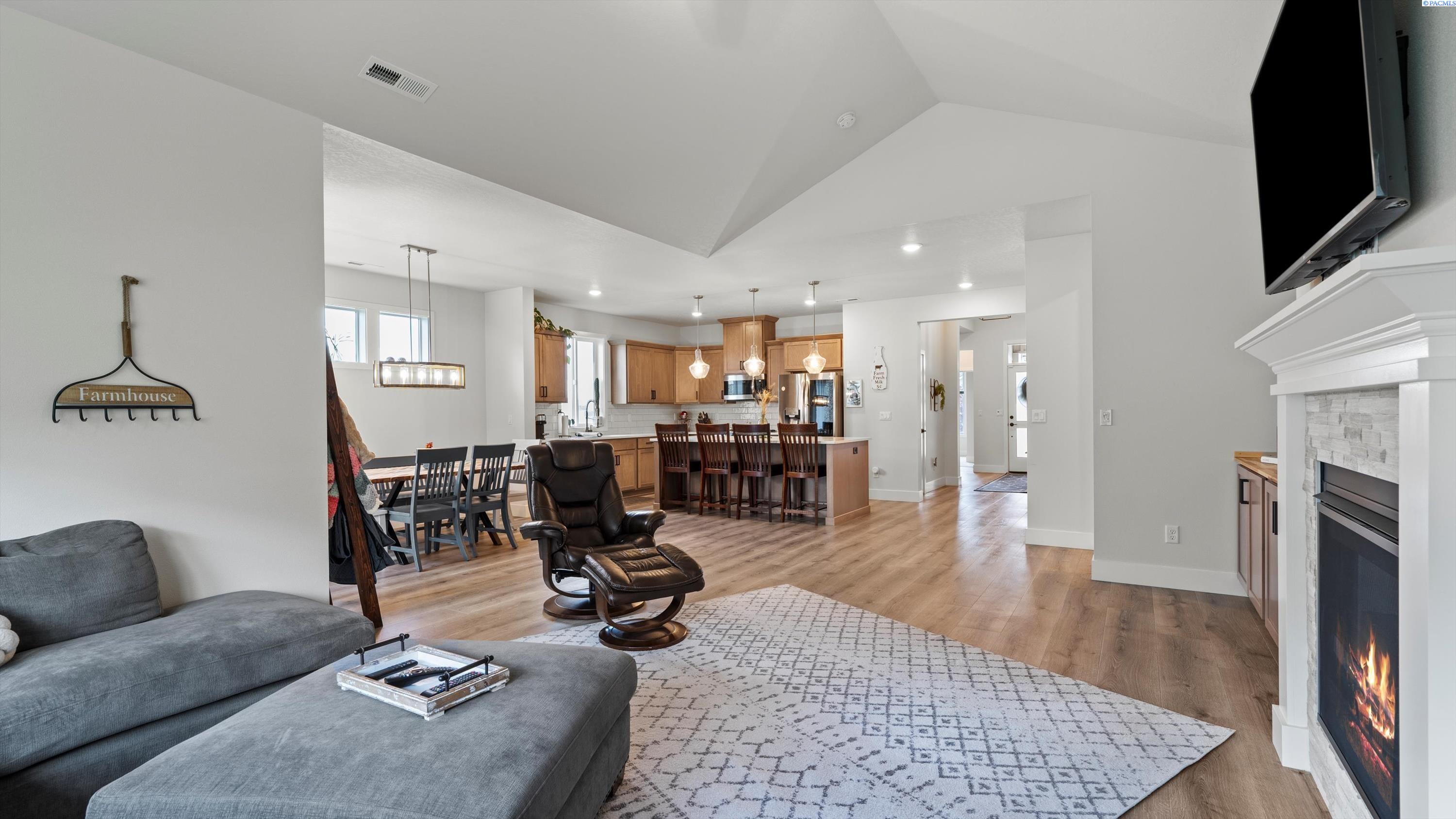 Kennewick, Washington, 99336, United States, 3 Bedrooms Bedrooms, ,3 BathroomsBathrooms,Residential,For Sale,1819962