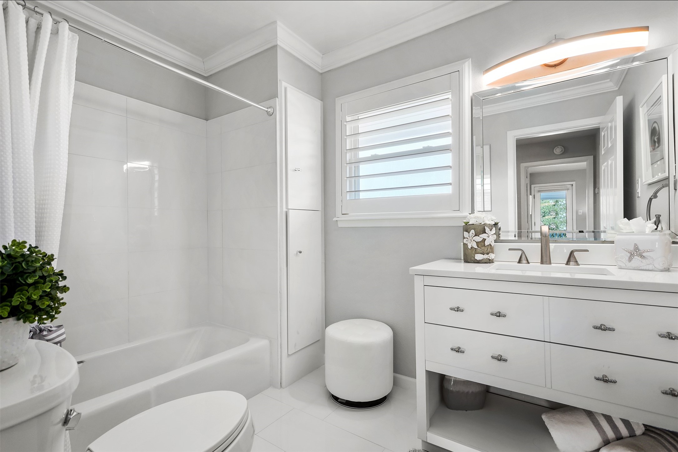 Nassau Bay, Texas, 77058, United States, 5 Bedrooms Bedrooms, ,5 BathroomsBathrooms,Residential,For Sale,1988330