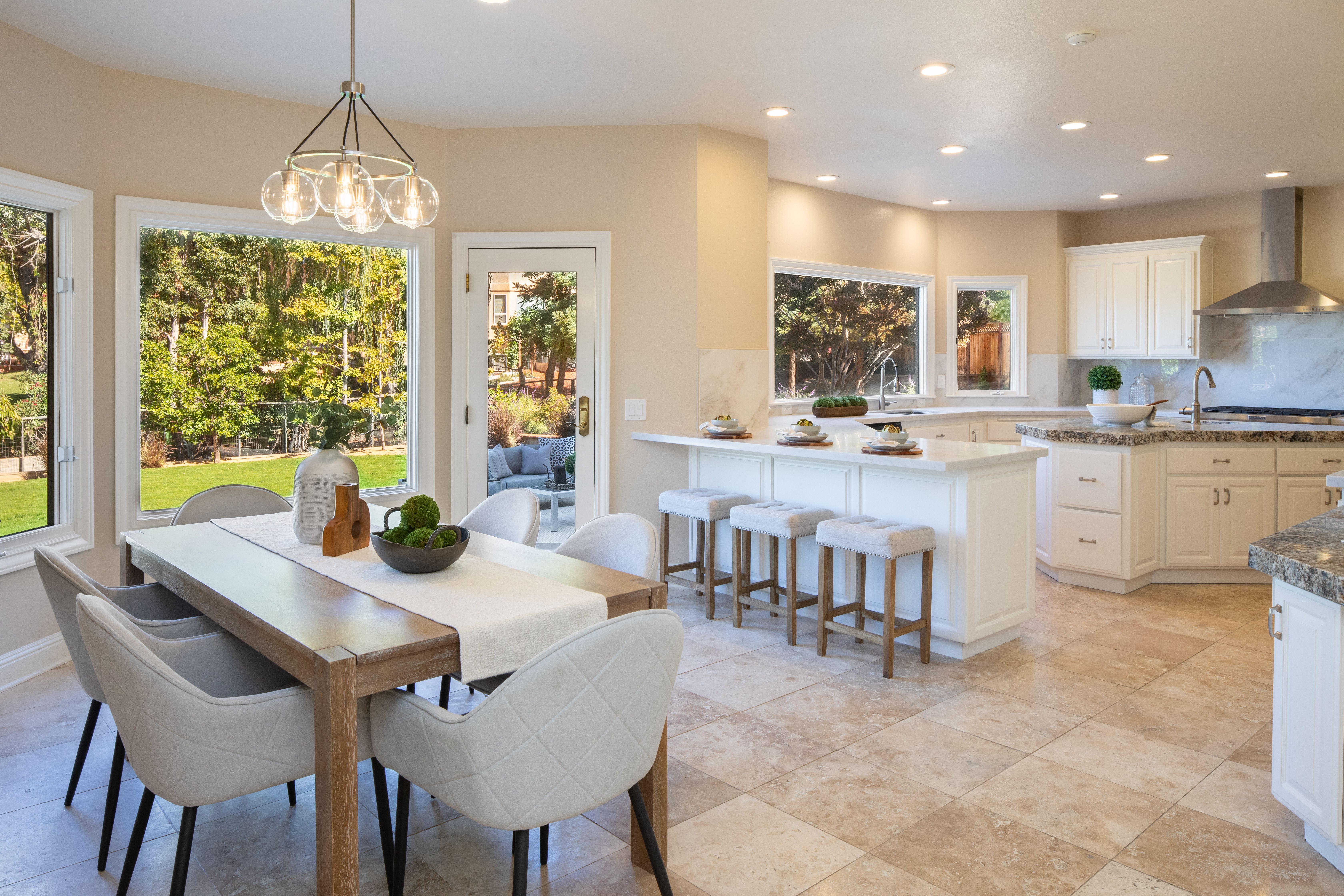  Grand Tudor Estate Offering Luxury Living in Gated Vineyard Heights - 物件實景