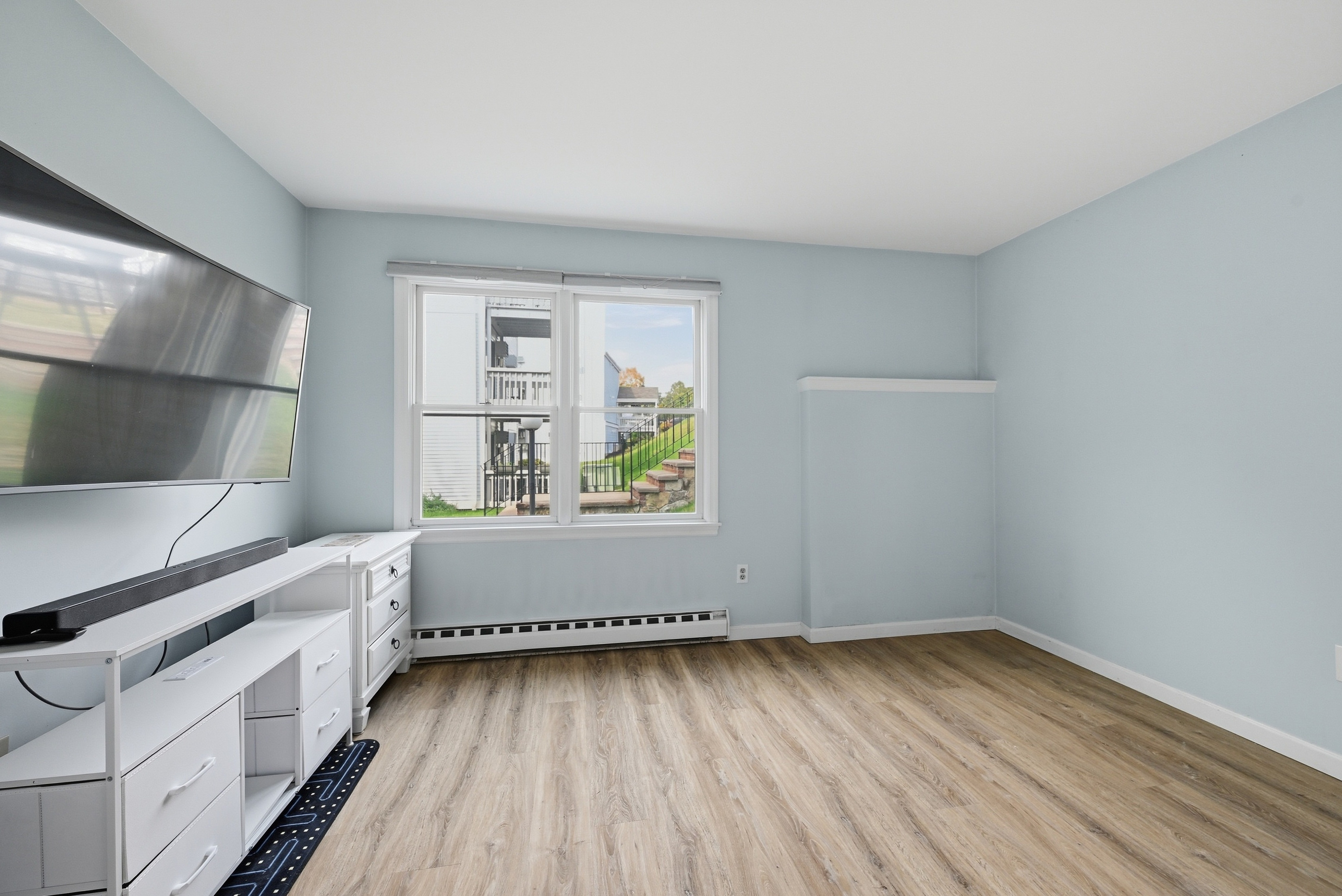  Immaculate Lower-Level End Unit - 物件實景
