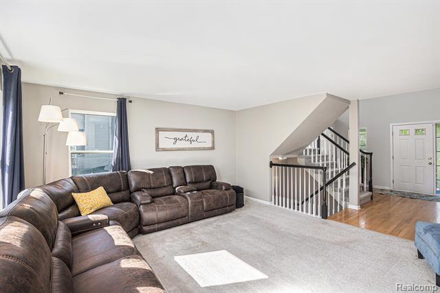 Wixom, Michigan, 48393, United States, 5 Bedrooms Bedrooms, ,4 BathroomsBathrooms,Residential,For Sale,1930783
