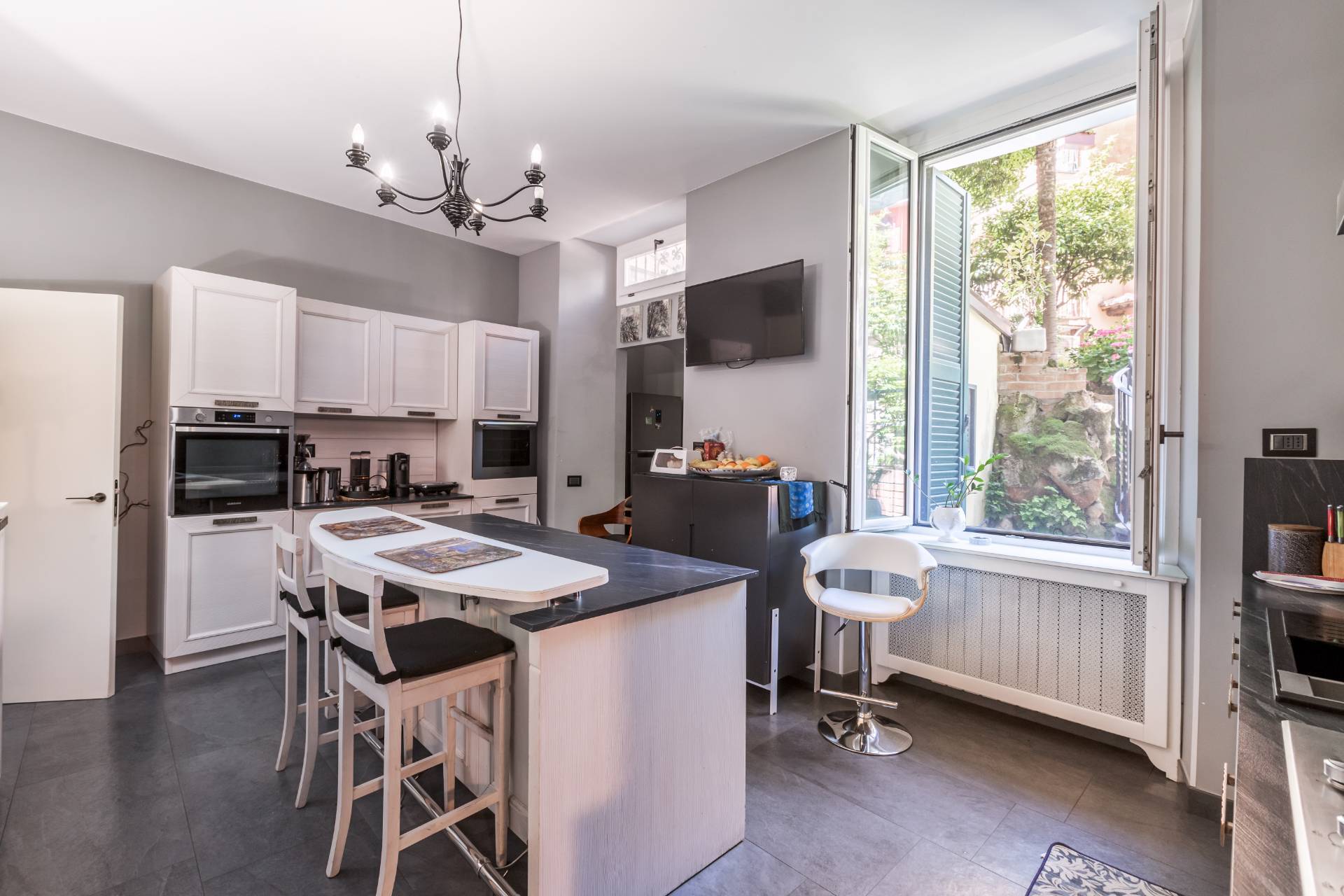 Roma, Roma, 00100, IT, 4 Bedrooms Bedrooms, ,4 BathroomsBathrooms,Residential,For Sale,1993511