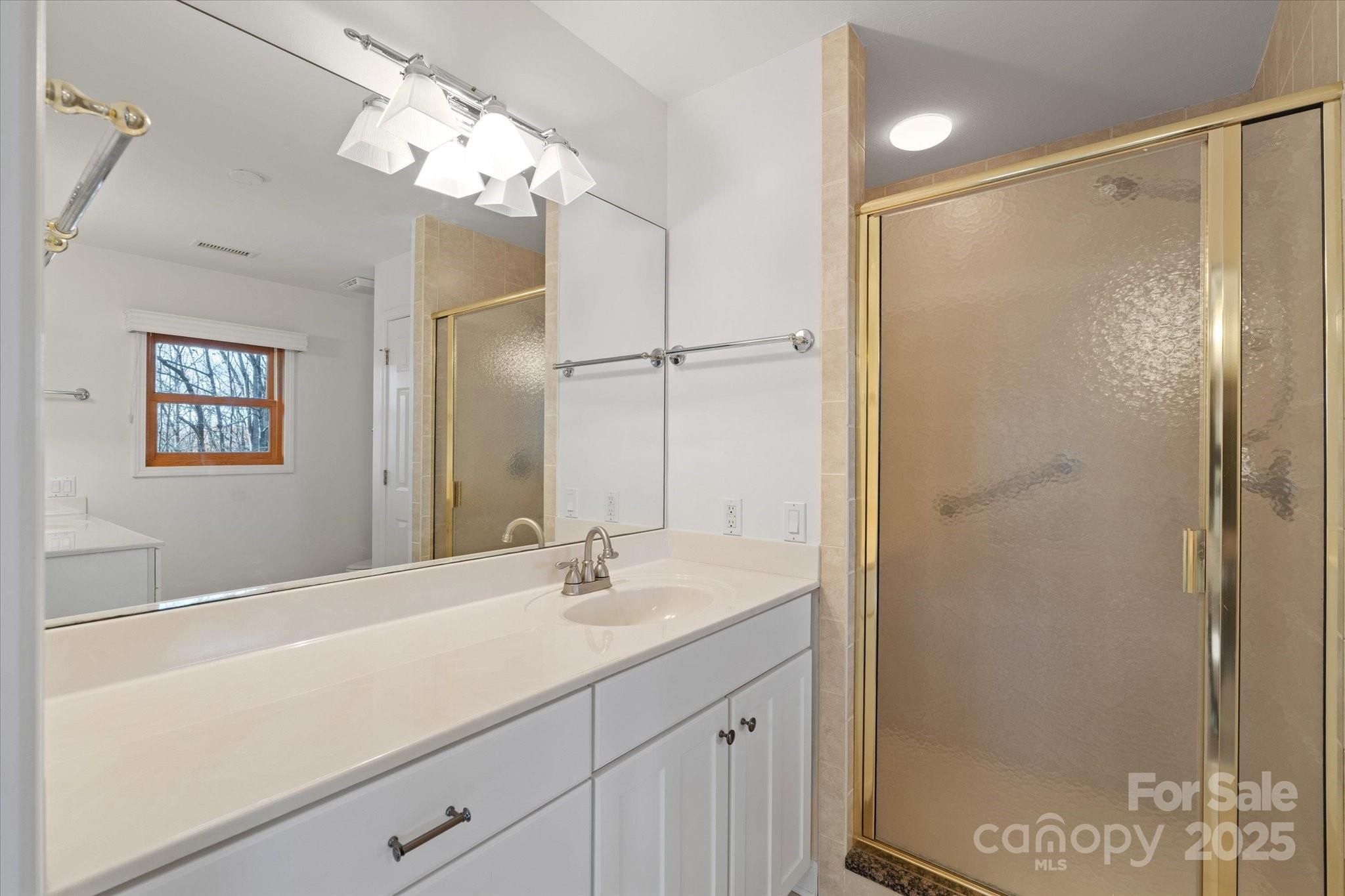 Waynesville, North Carolina, 28786, United States, 3 Bedrooms Bedrooms, ,3 BathroomsBathrooms,Residential,For Sale,1992184