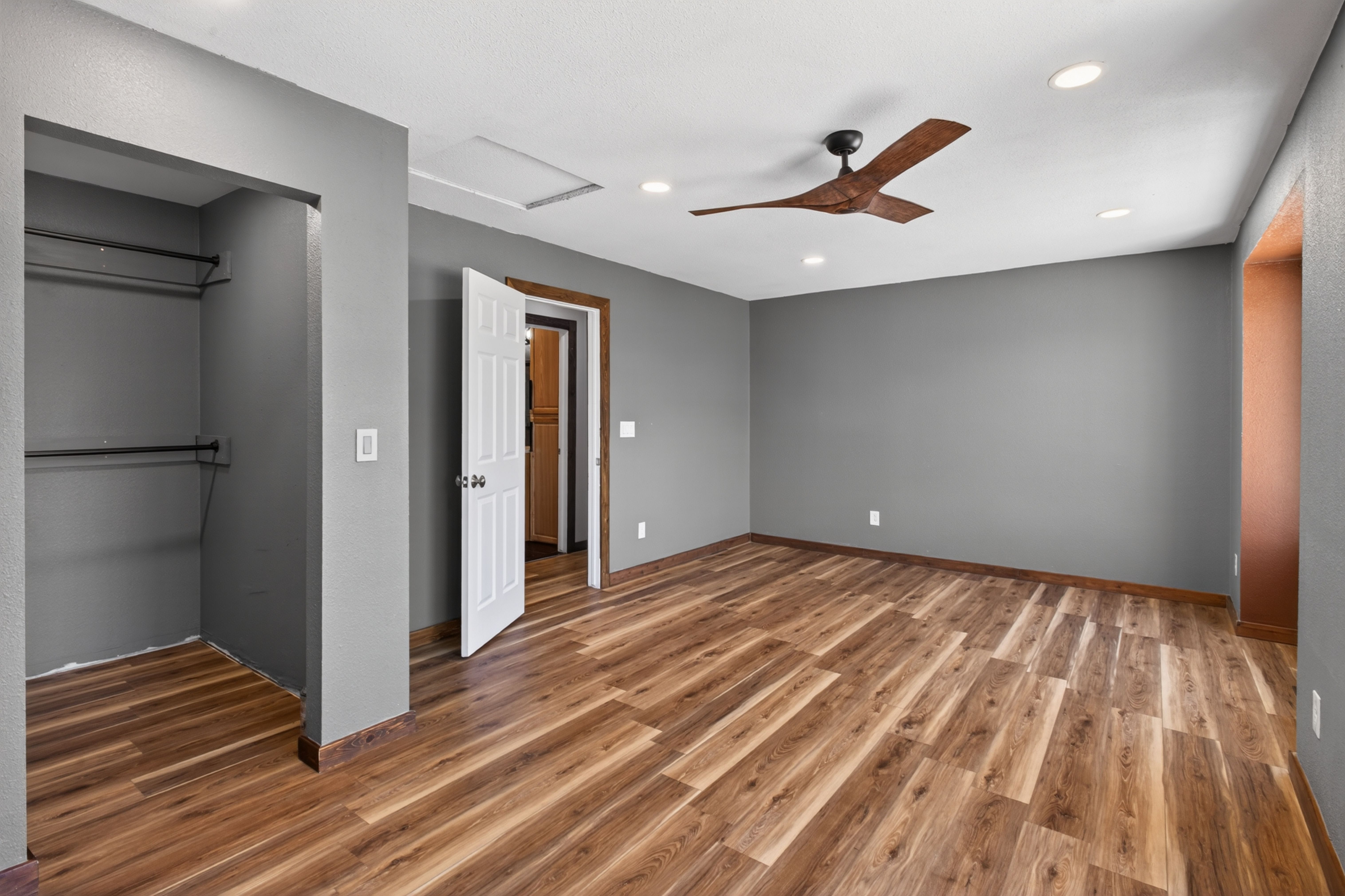  Situated on a Desirable Corner Lot in Hidden River - 物件實景