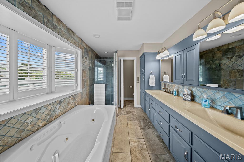 Sikeston, Missouri, 63801, United States, 3 Bedrooms Bedrooms, ,4 BathroomsBathrooms,Residential,For Sale,1927831